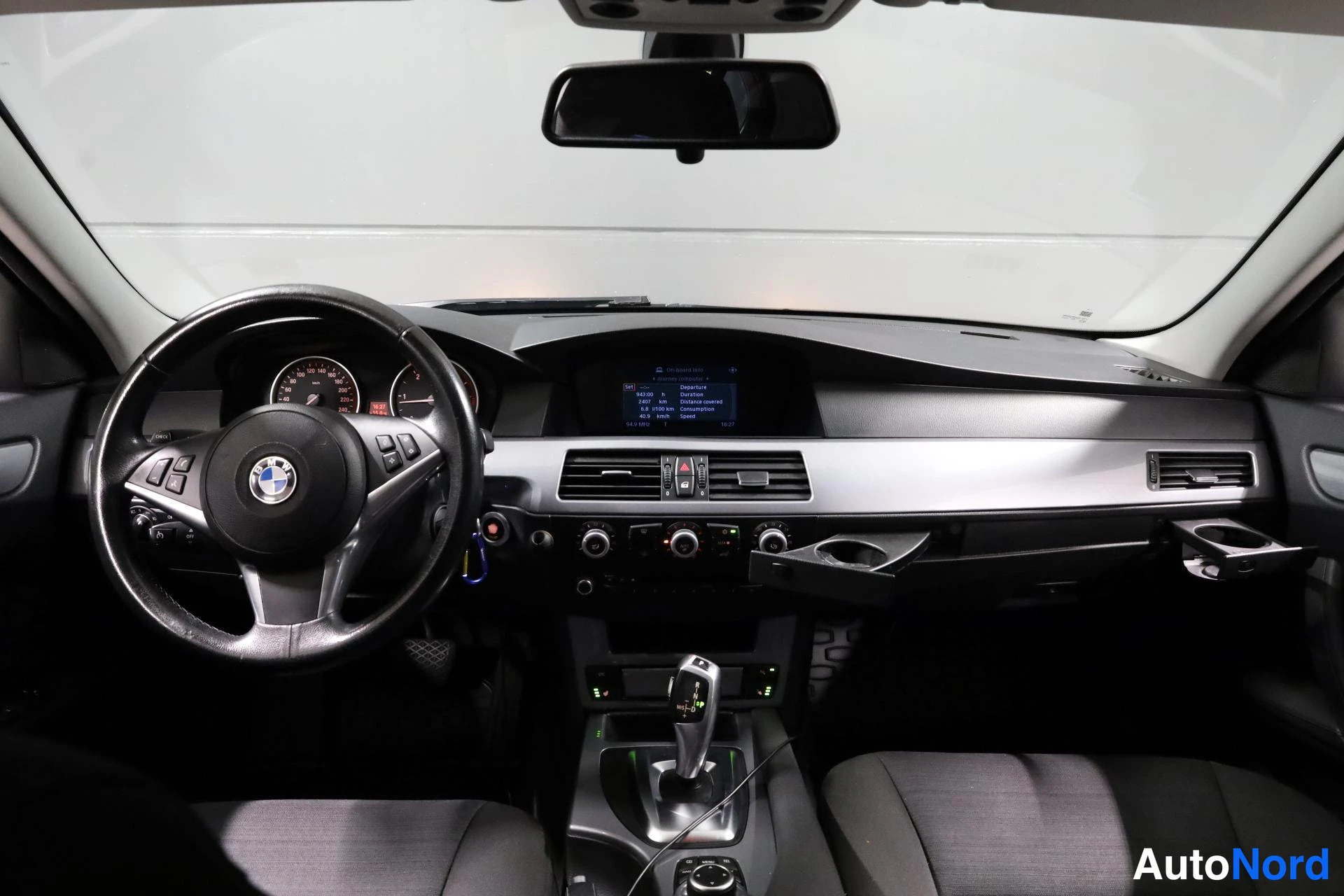 Musta BMW 520d 2009, ohjaamo, kuva 10
