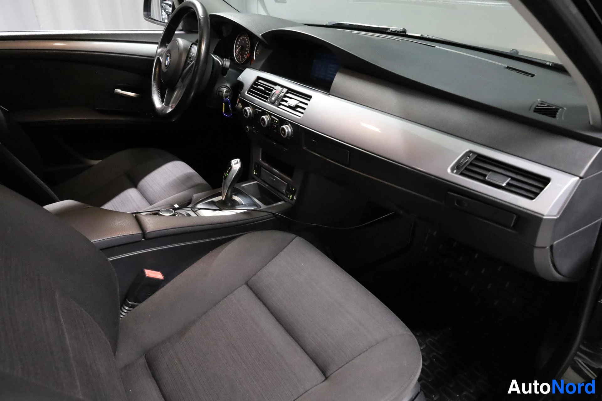 Musta BMW 520d 2009, ohjaamo, kuva 11