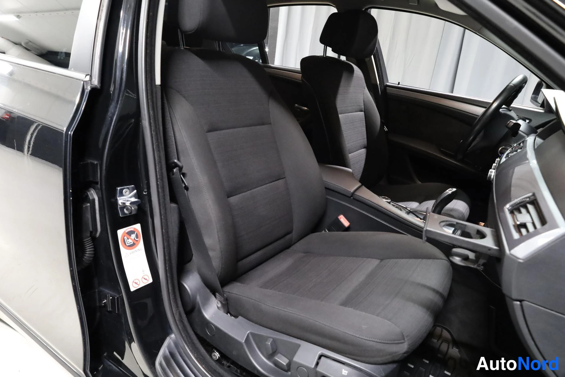 Musta BMW 520d 2009, etuistuimet, kuva 14