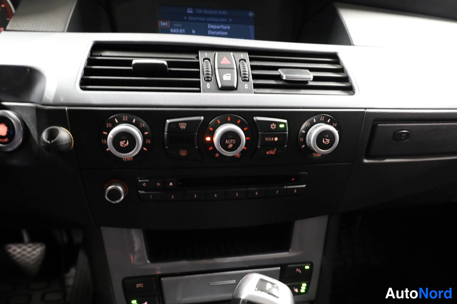 Musta BMW 520d 2009, ohjaamo, kuva 12