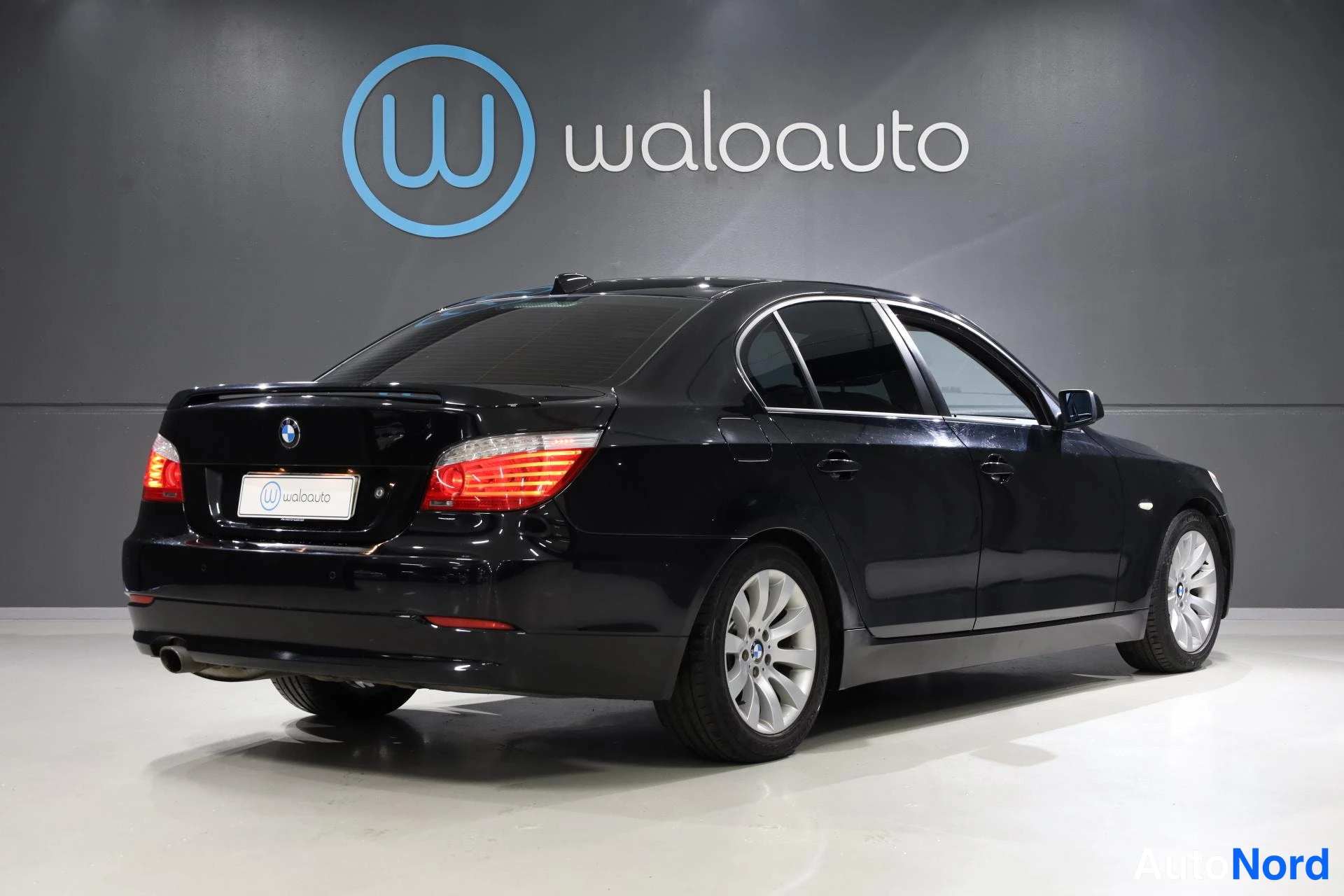 Musta BMW 520d 2009, takaviisto, kuva 7