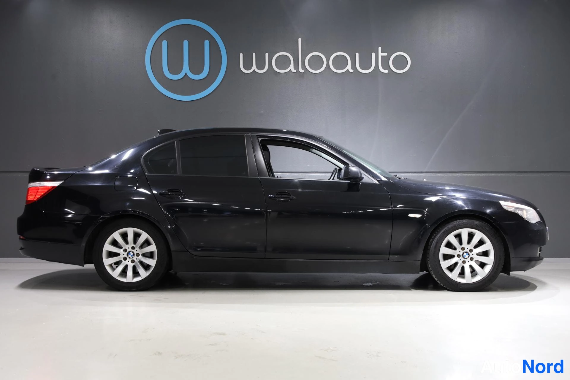 Musta BMW 520d 2009, sivulta, kuva 5