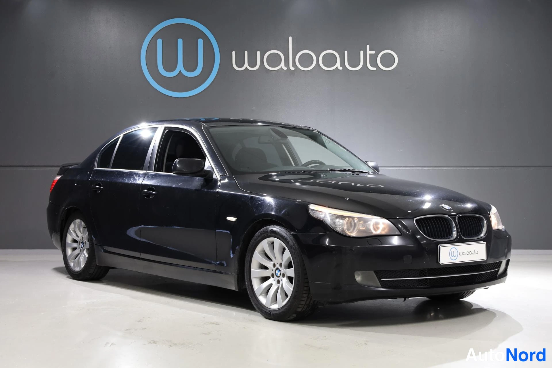 Musta BMW 520d 2009, etuviisto, keula oikealle, kuva 2