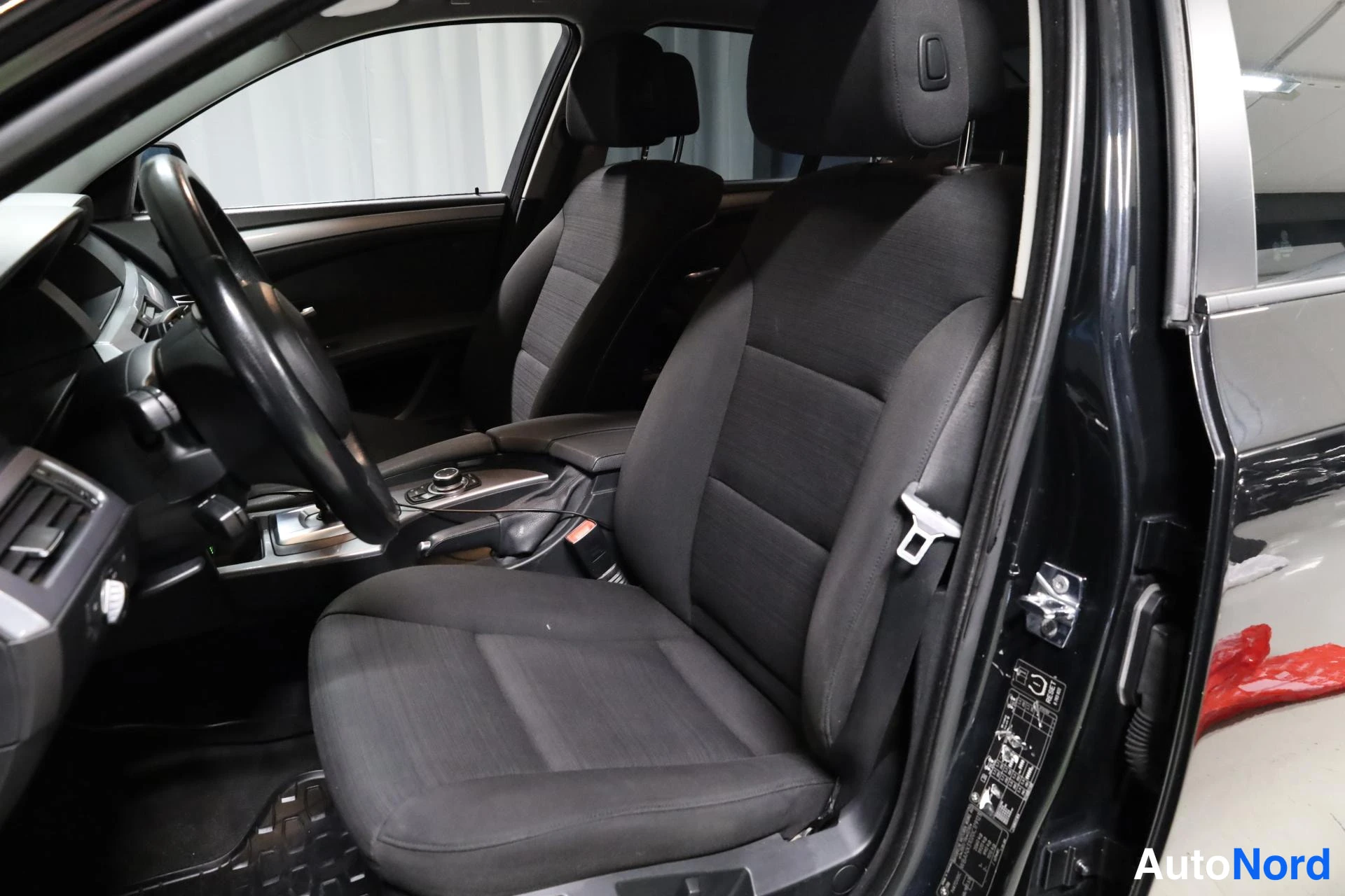 Musta BMW 520d 2009, etuistuimet, kuva 13