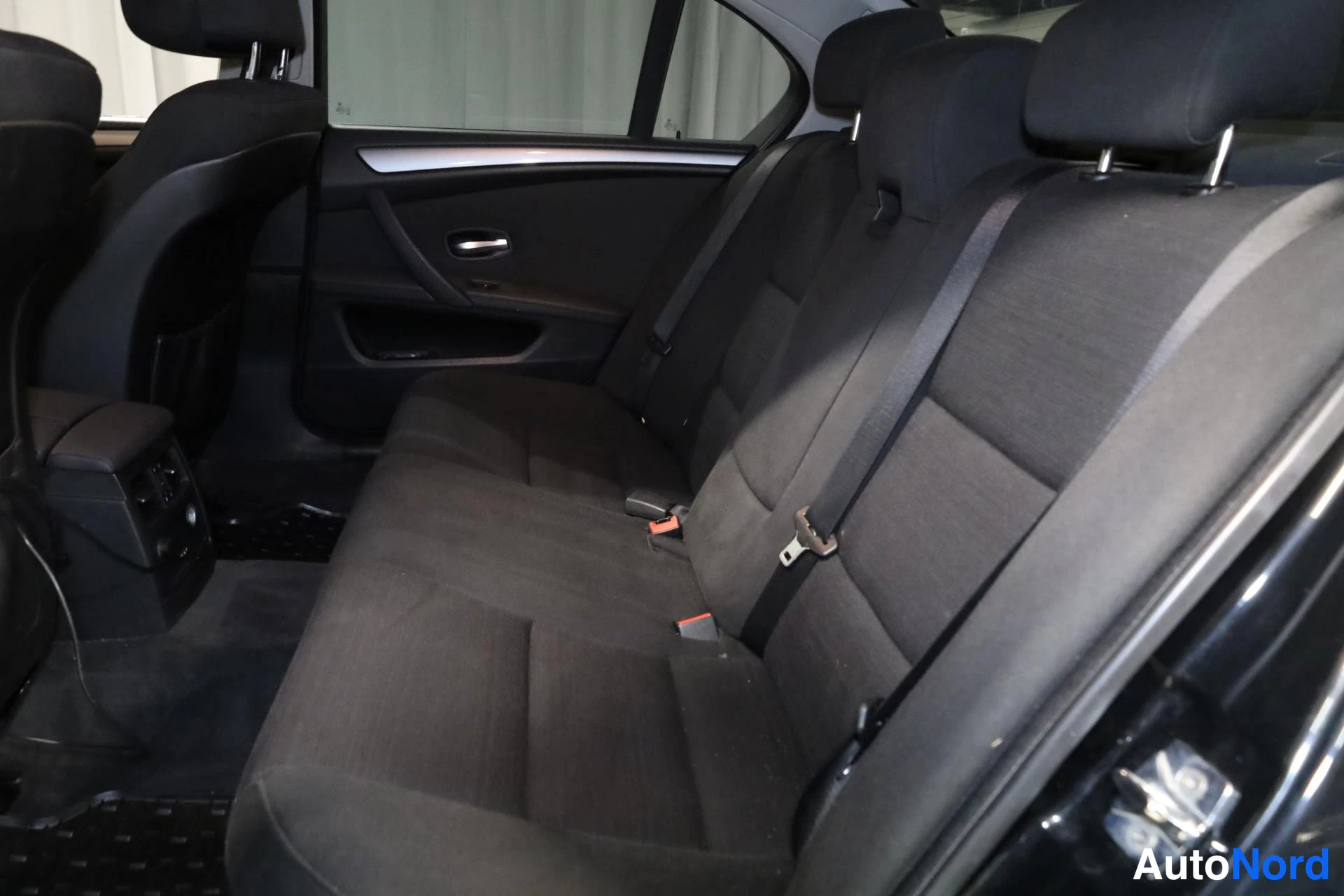 Musta BMW 520d 2009, takaistuimet, kuva 15