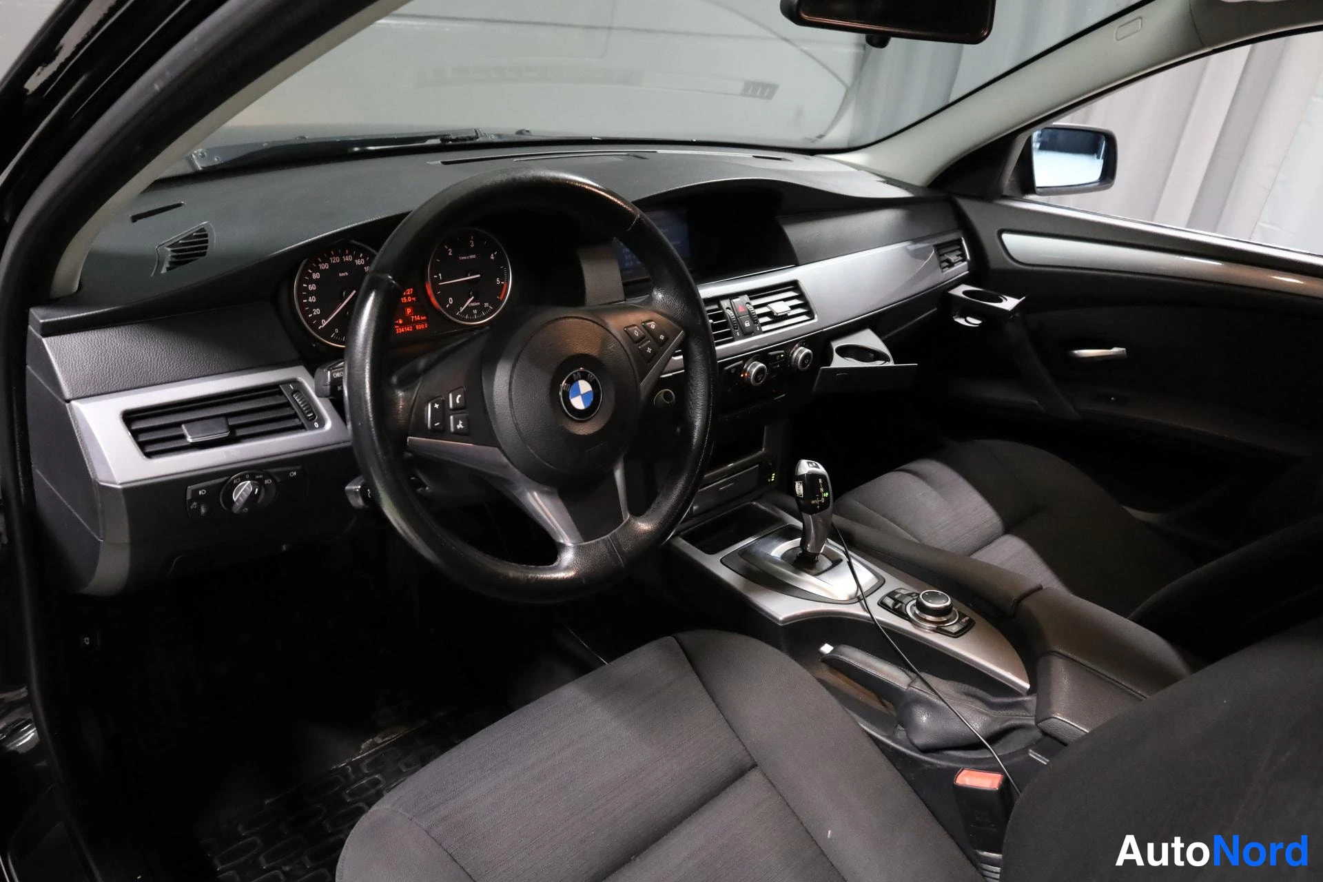 Musta BMW 520d 2009, ohjaamo, kuva 9
