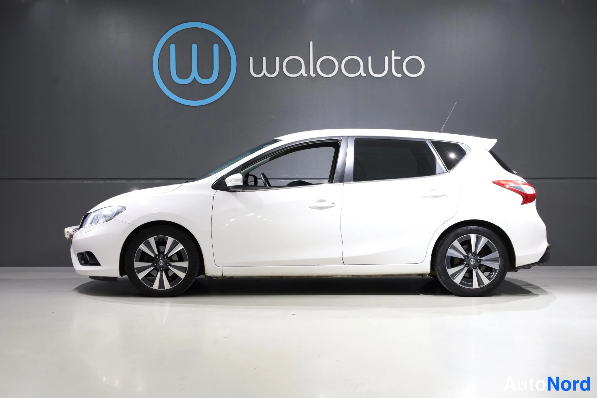 Valkoinen Nissan Pulsar 2017, etuviisto, keula vasemmalle, kuva 2