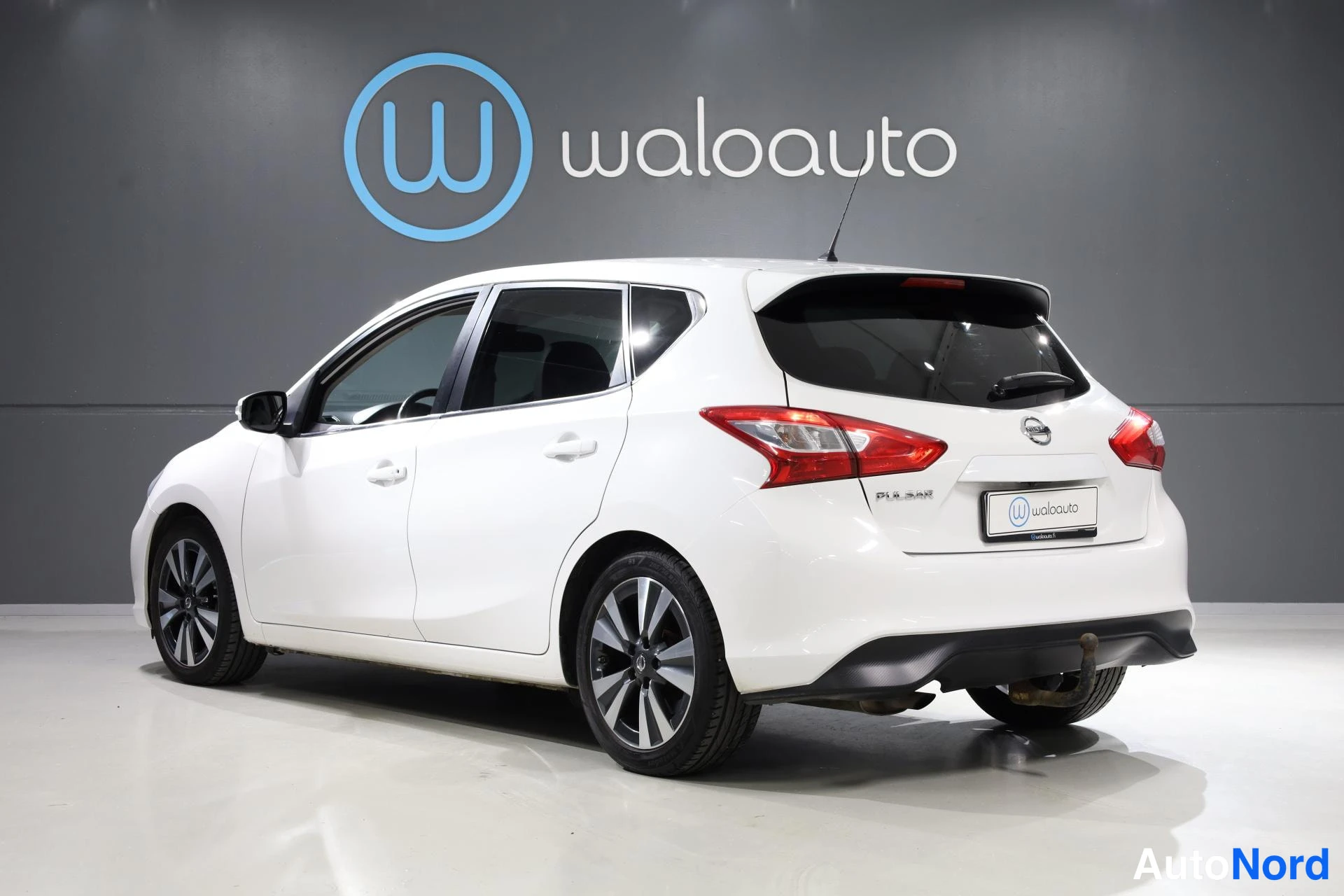 Valkoinen Nissan Pulsar 2017, takaviisto, kuva 6