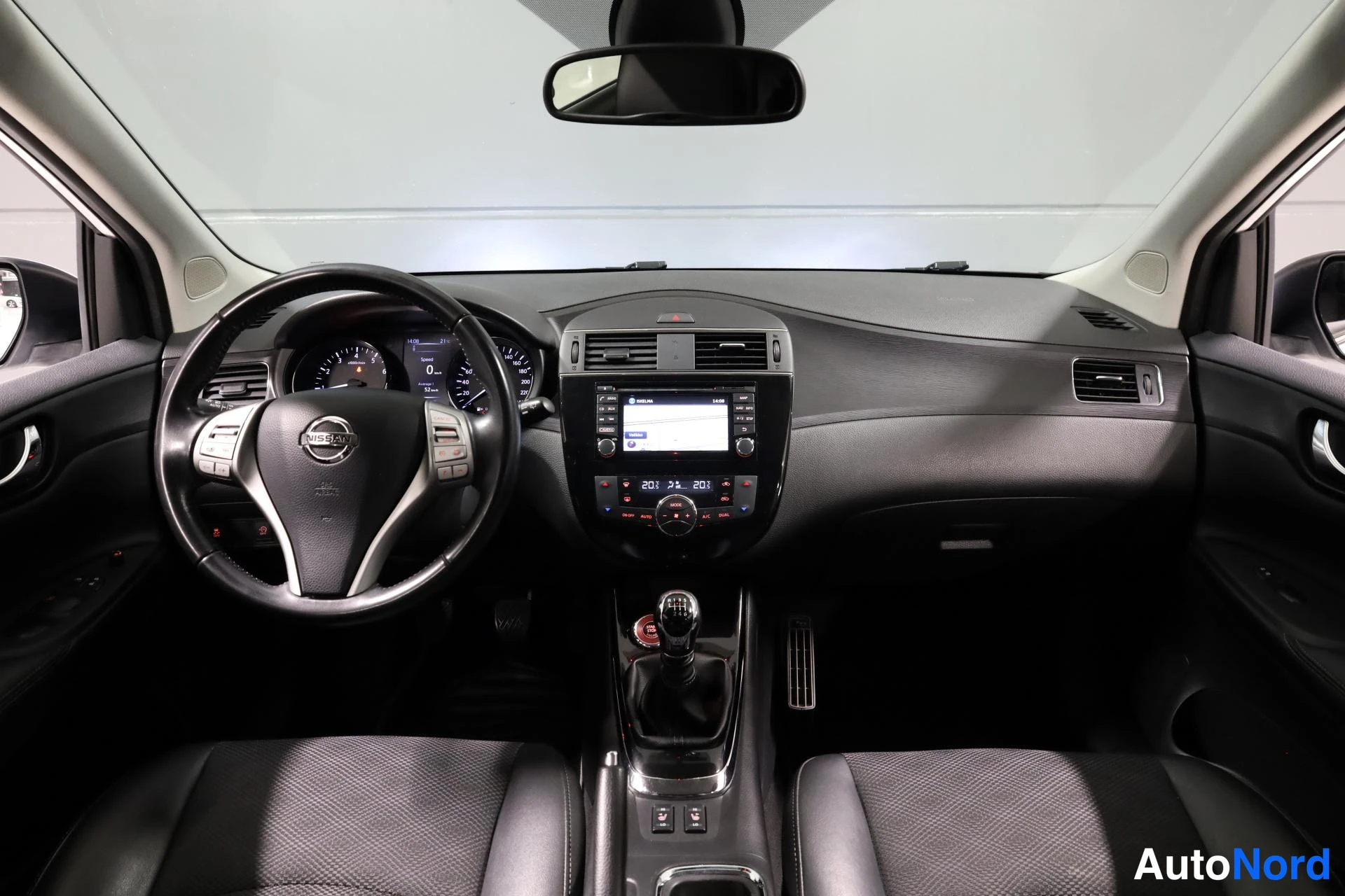 Valkoinen Nissan Pulsar 2017, ohjaamo, kuva 10
