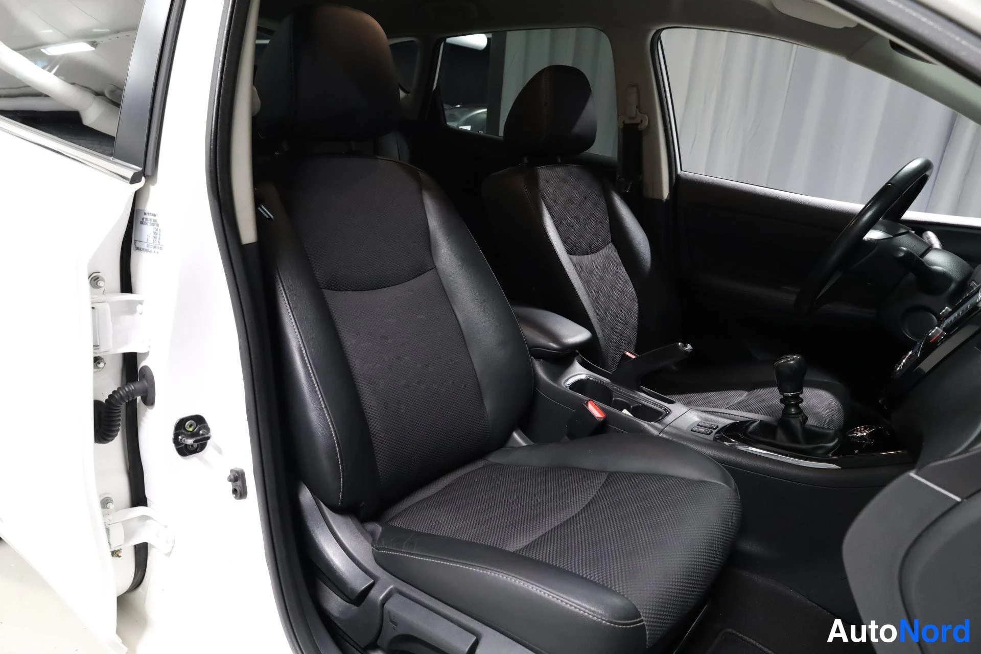 Valkoinen Nissan Pulsar 2017, etuistuimet, kuva 15