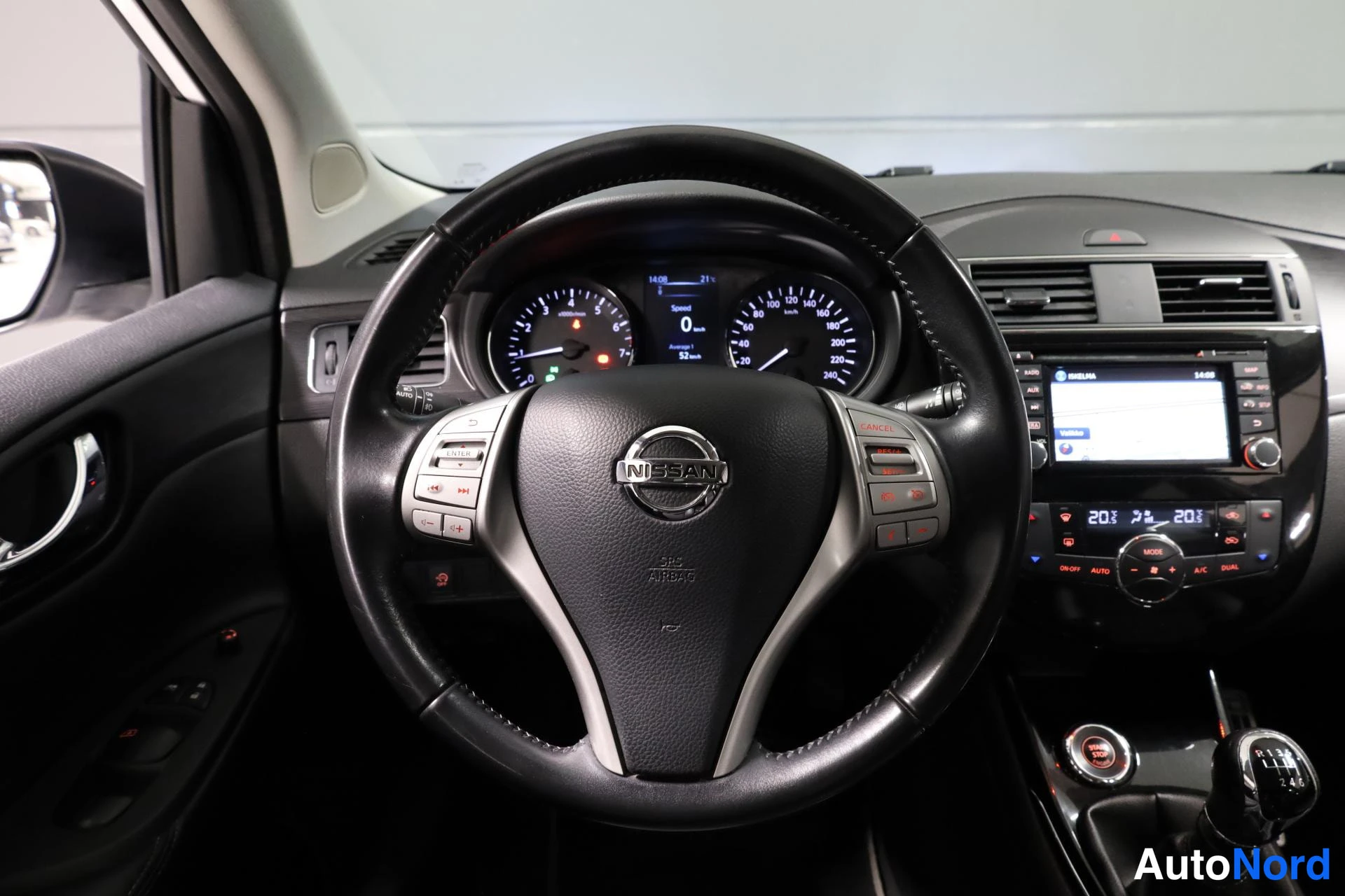 Valkoinen Nissan Pulsar 2017, ohjaamo, kuva 12