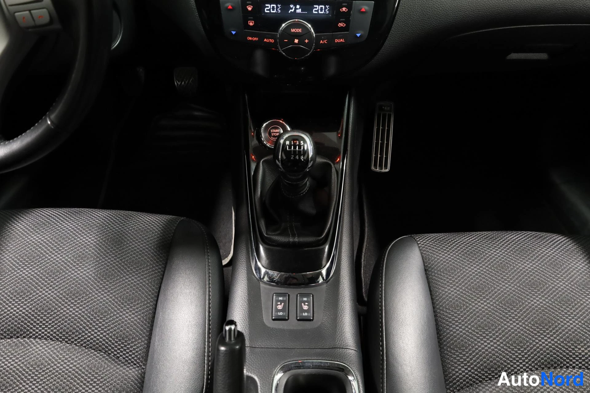 Valkoinen Nissan Pulsar 2017, ohjaamo, kuva 13