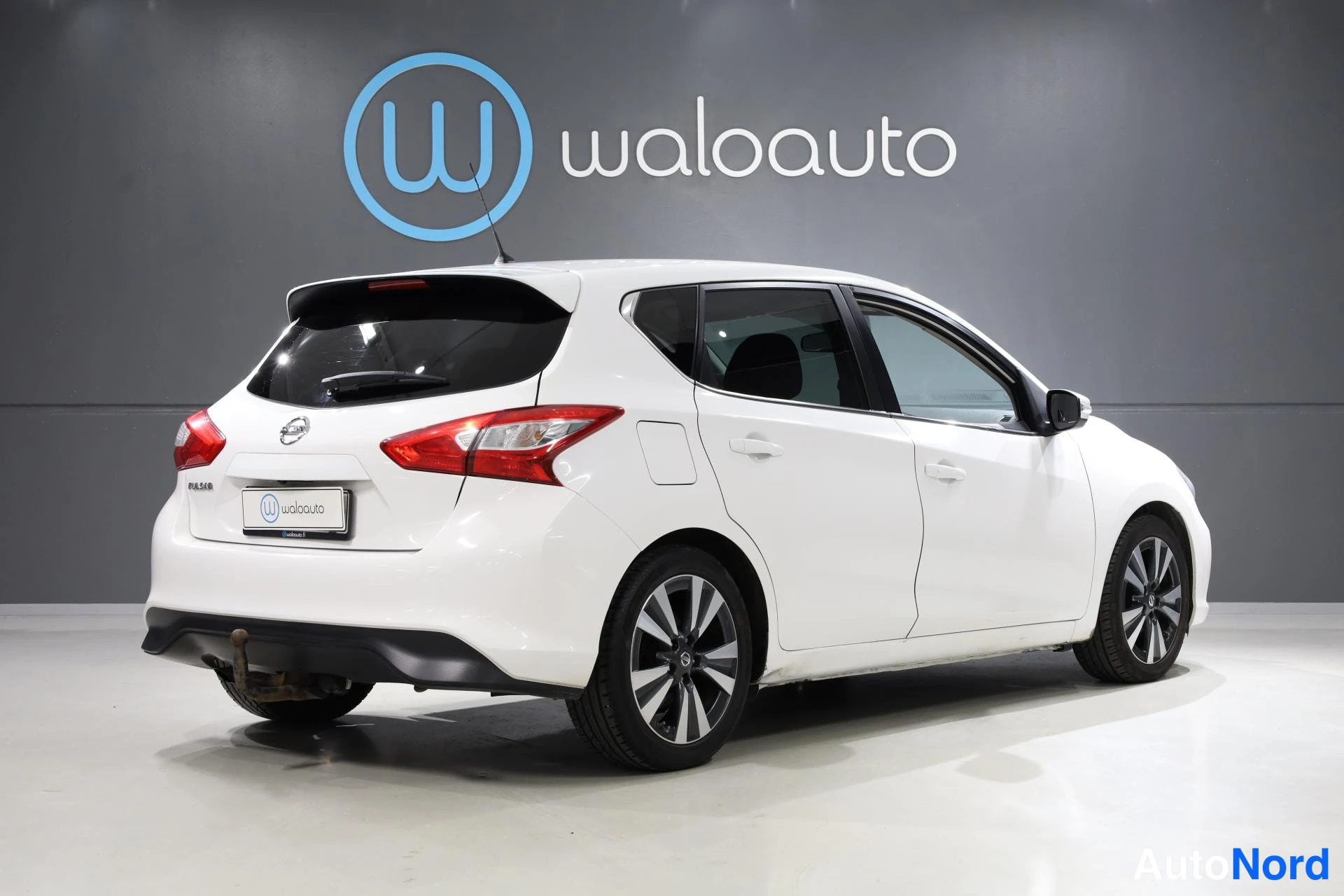 Valkoinen Nissan Pulsar 2017, takaviisto, kuva 7