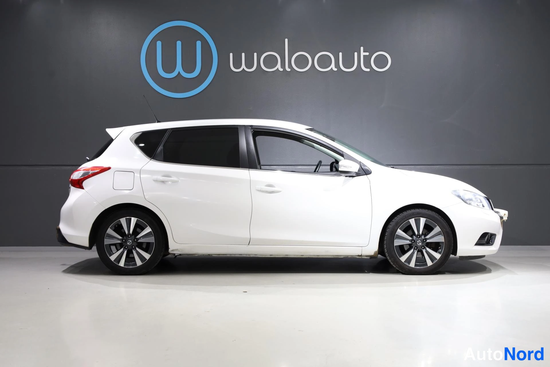 Valkoinen Nissan Pulsar 2017, etuviisto, keula oikealle, kuva 3
