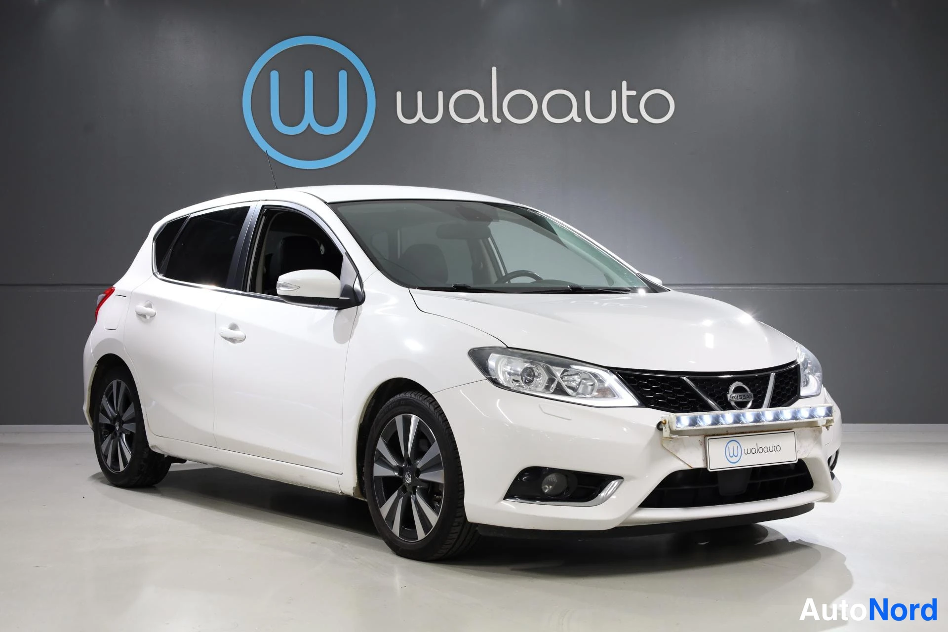 Valkoinen Nissan Pulsar 2017, etuviisto, keula oikealle, kuva 4