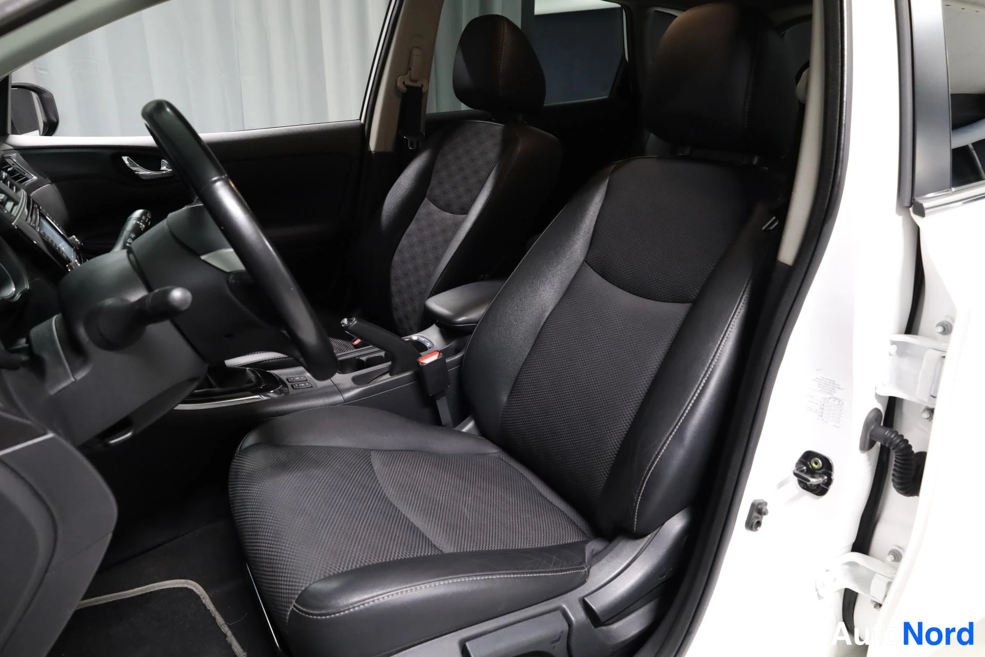 Valkoinen Nissan Pulsar 2017, etuistuimet, kuva 14