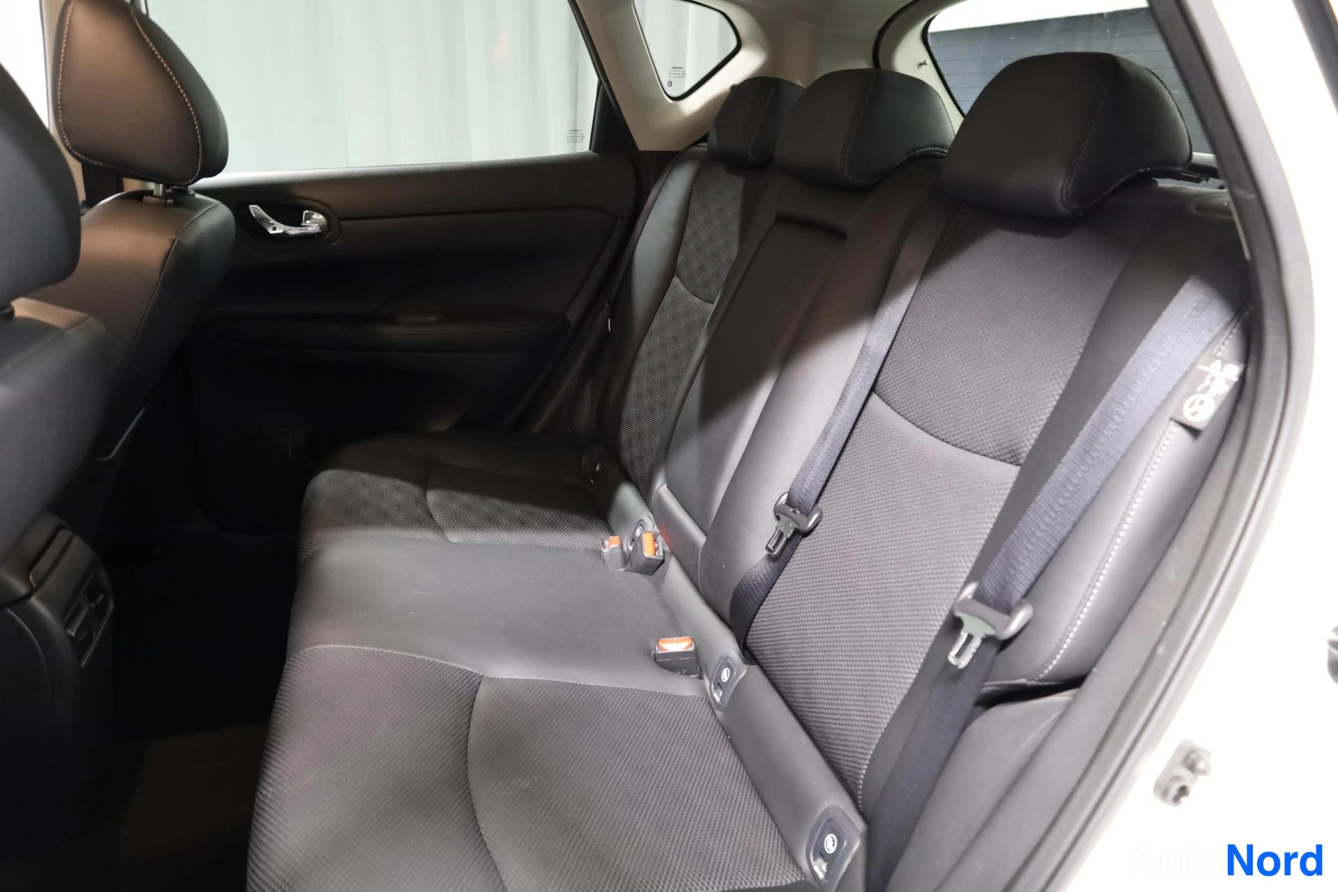 Valkoinen Nissan Pulsar 2017, takaistuimet, kuva 16