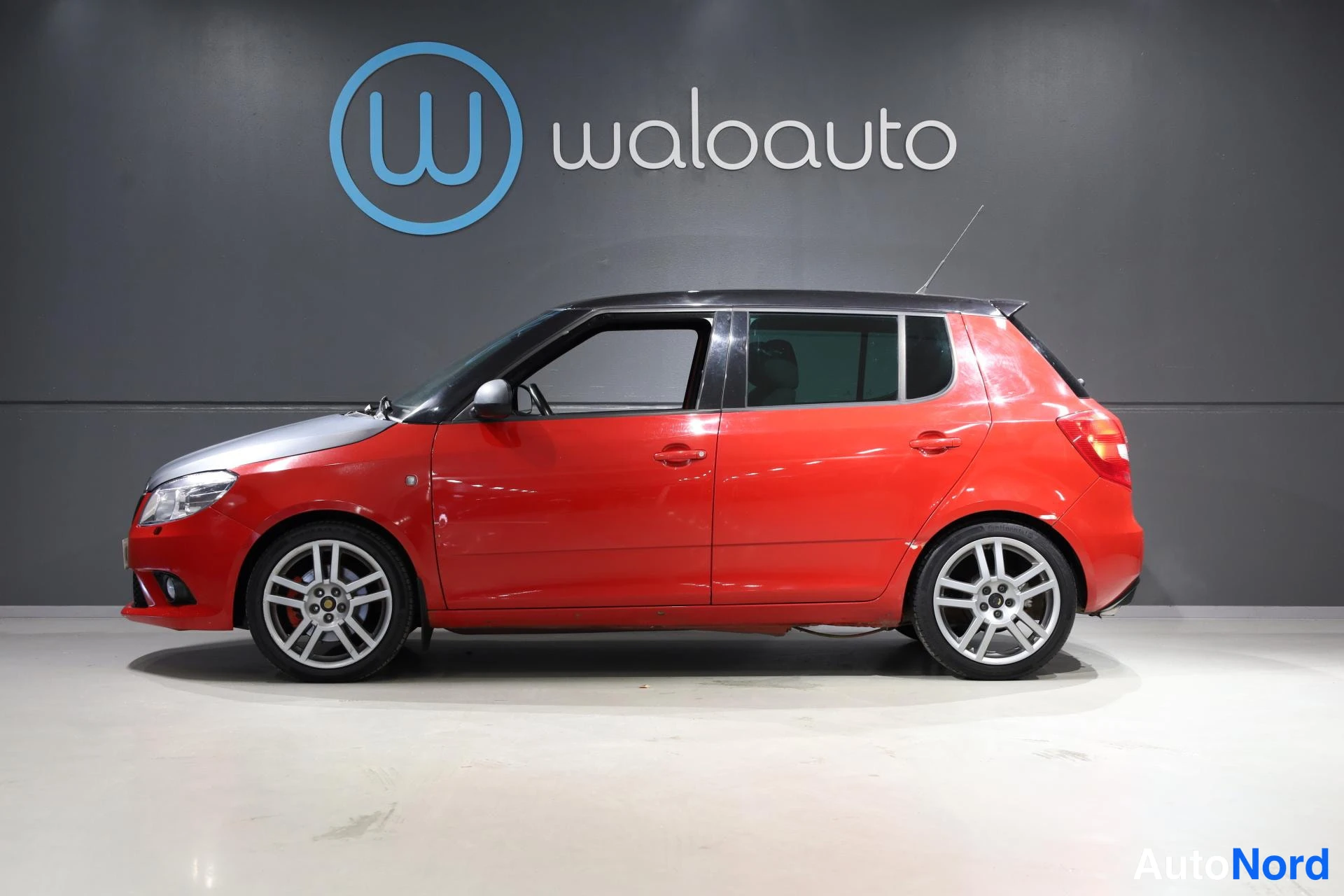 Punainen Skoda Fabia 2011, etuviisto, keula vasemmalle, kuva 2