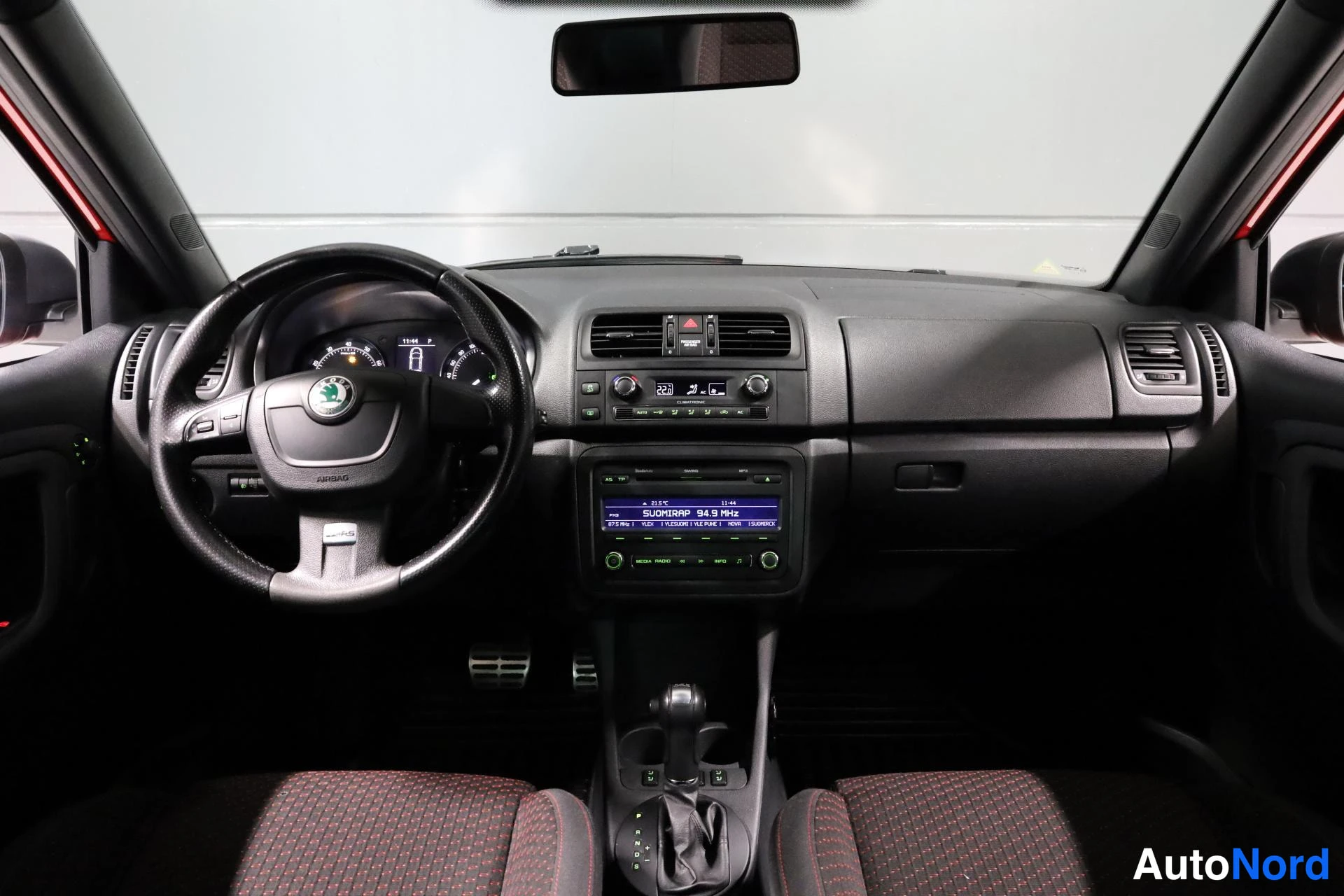 Punainen Skoda Fabia 2011, ohjaamo, kuva 10