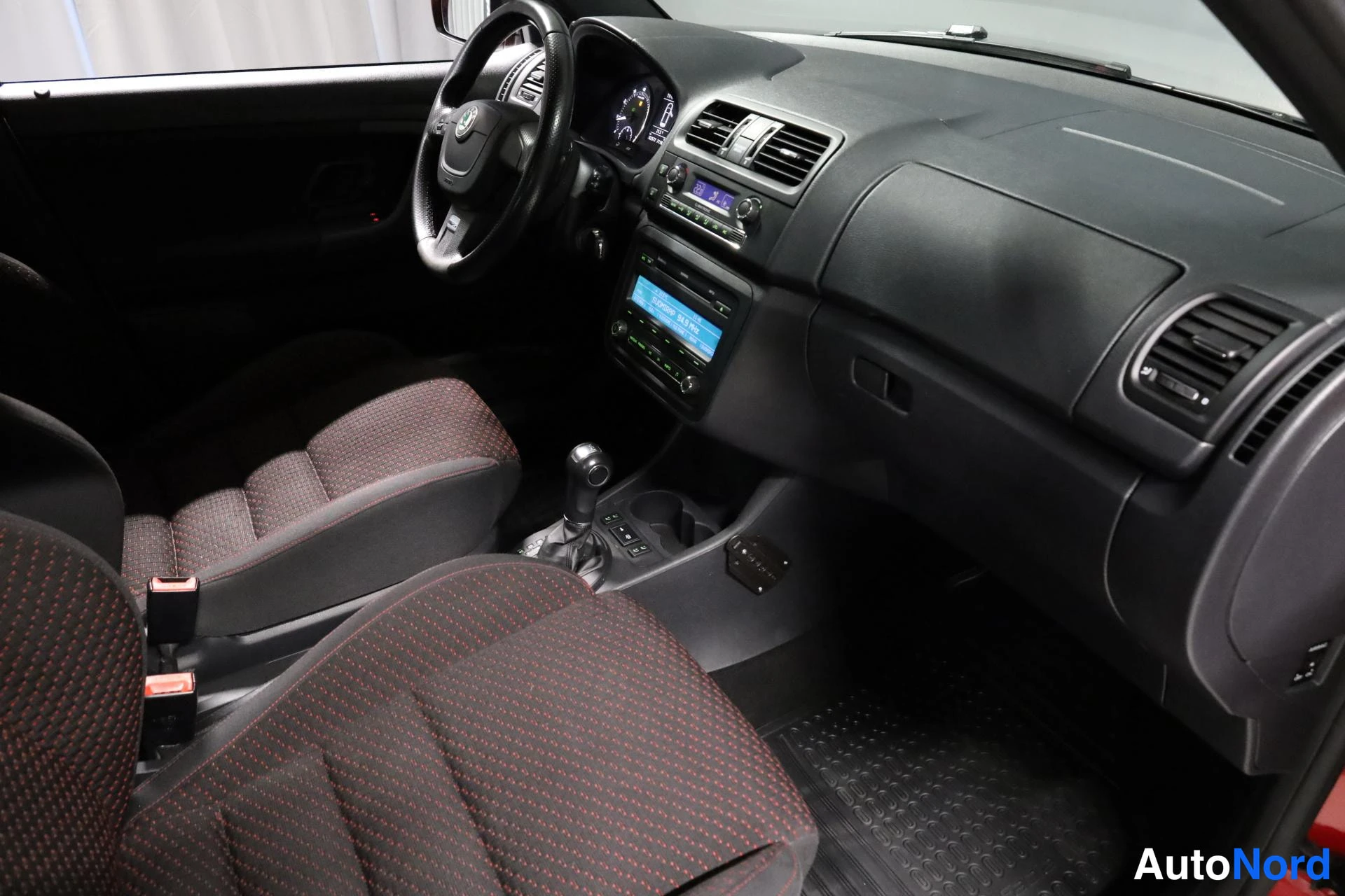 Punainen Skoda Fabia 2011, ohjaamo, kuva 11