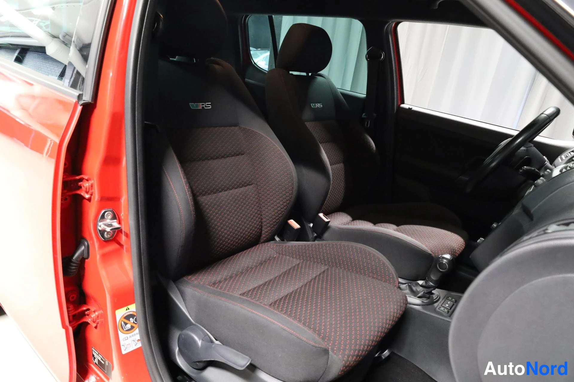 Punainen Skoda Fabia 2011, etuistuimet, kuva 14