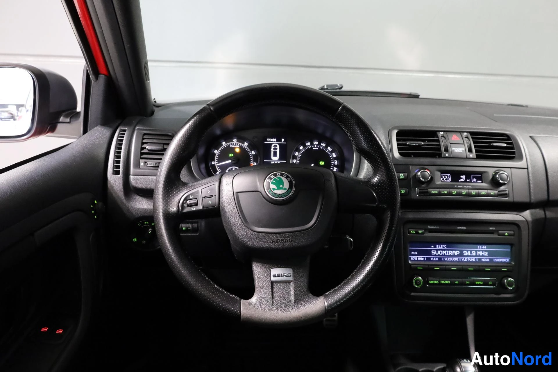 Punainen Skoda Fabia 2011, ohjaamo, kuva 12