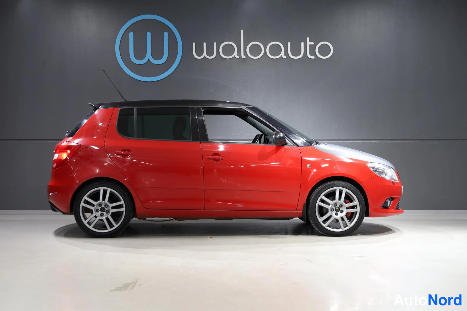 Punainen Skoda Fabia 2011, sivulta, kuva 5