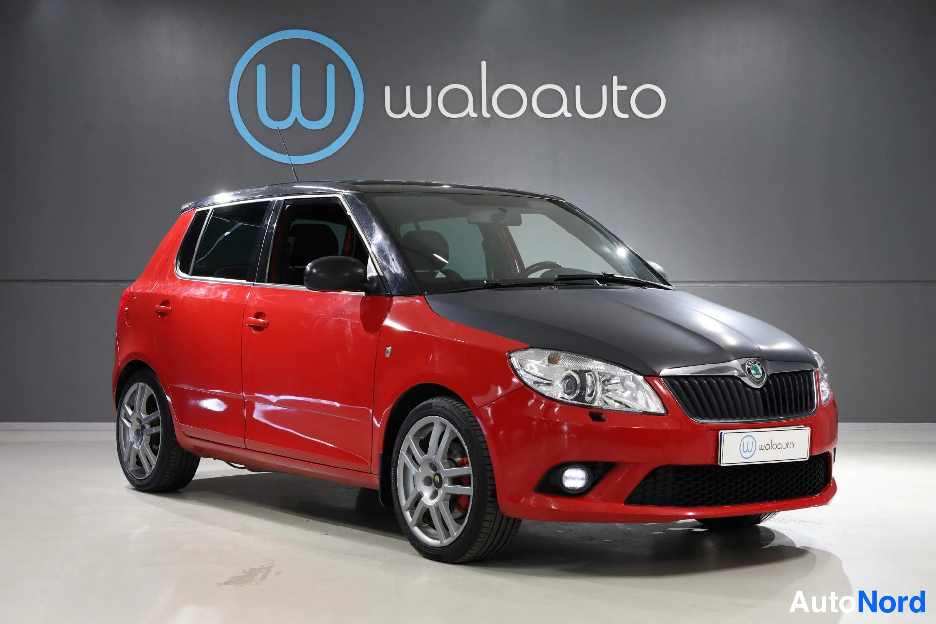 Punainen Skoda Fabia 2011, etuviisto, keula oikealle, kuva 3