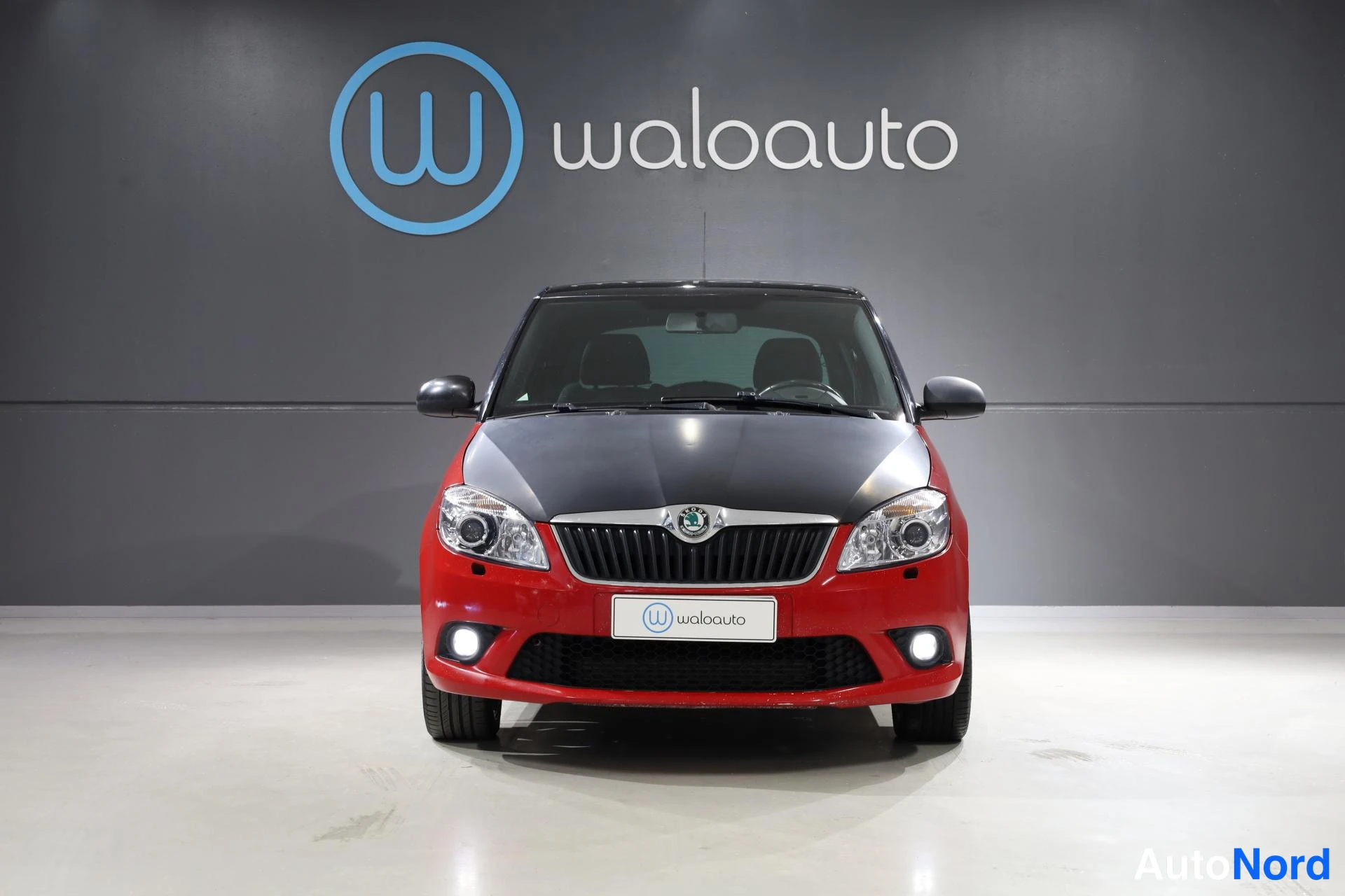 Punainen Skoda Fabia 2011, edestä, kuva 4