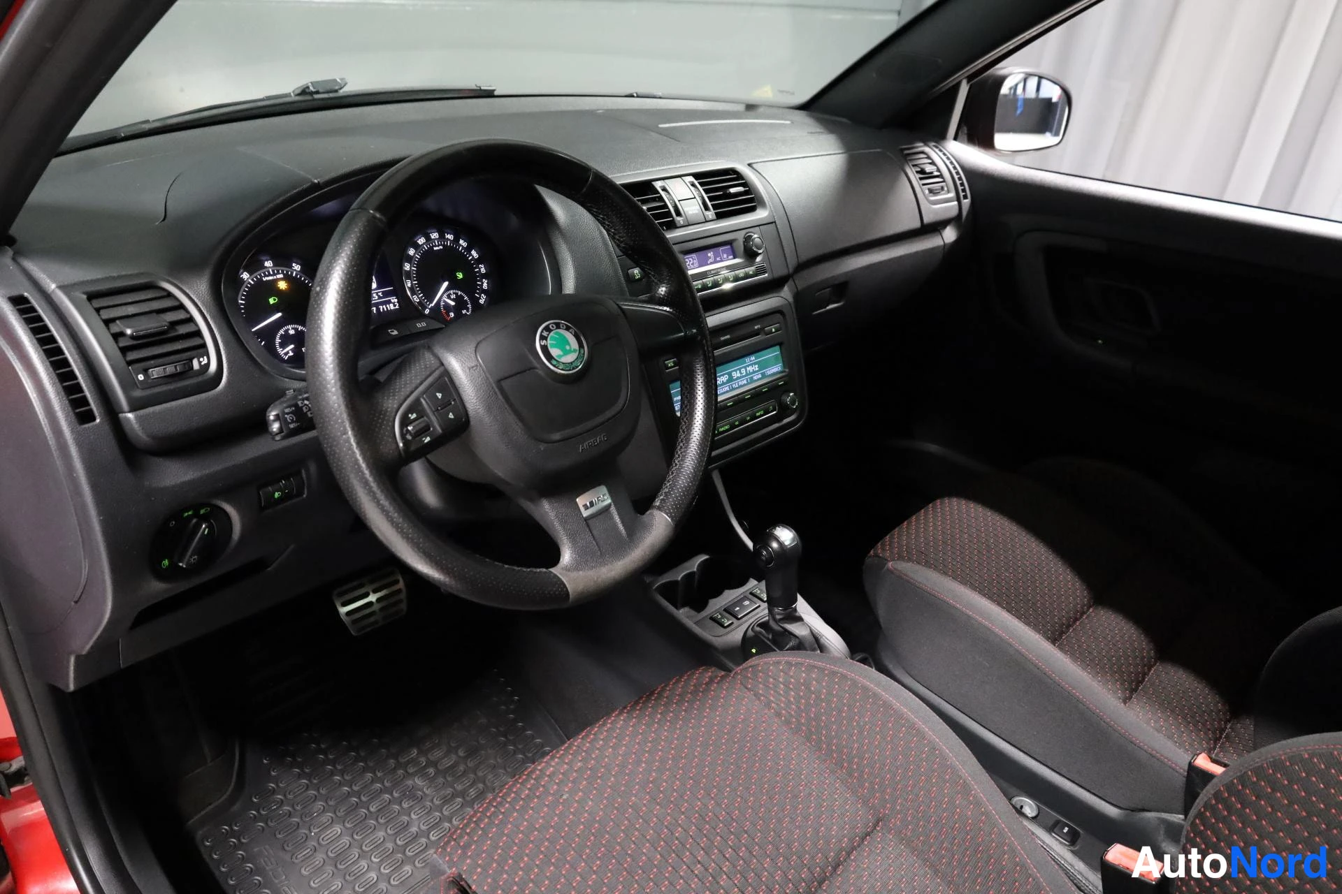 Punainen Skoda Fabia 2011, ohjaamo, kuva 9