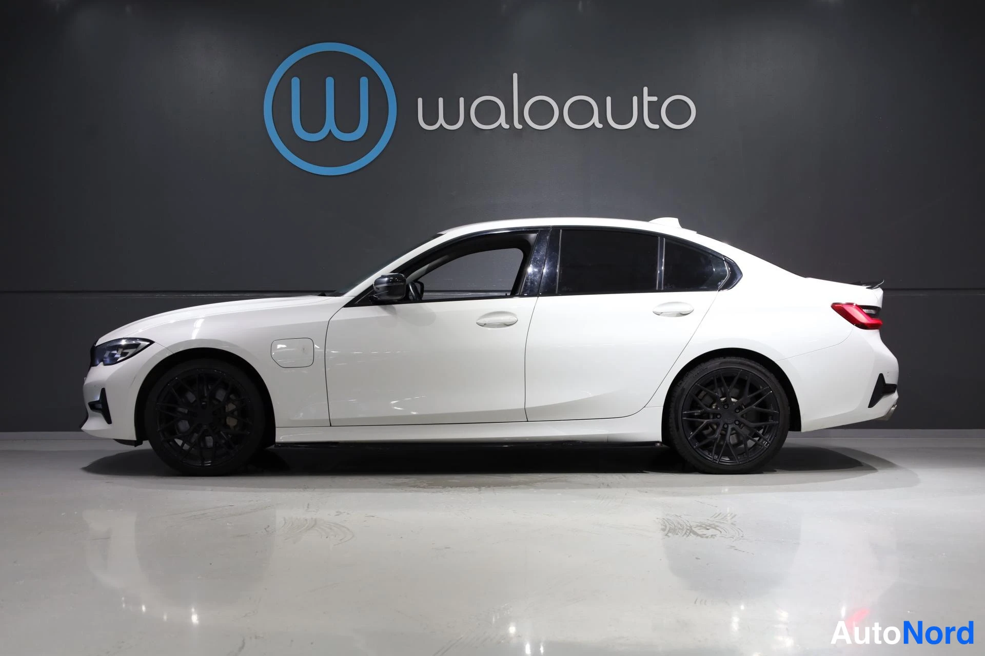 Valkoinen BMW 330e 2020, sivulta, kuva 5