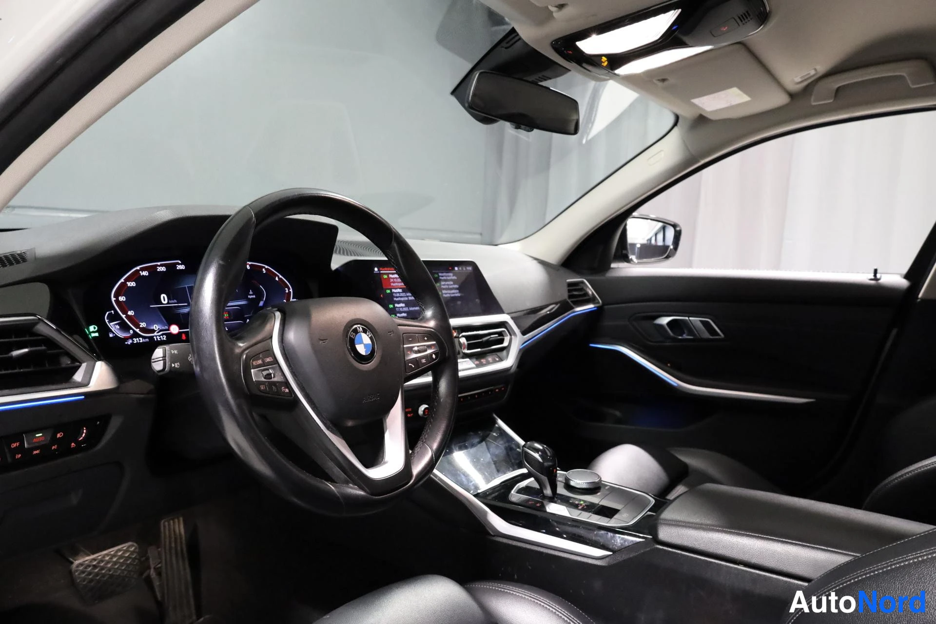 Valkoinen BMW 330e 2020, ohjaamo, kuva 9