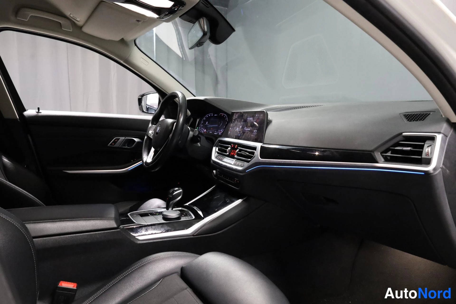 Valkoinen BMW 330e 2020, ohjaamo, kuva 11