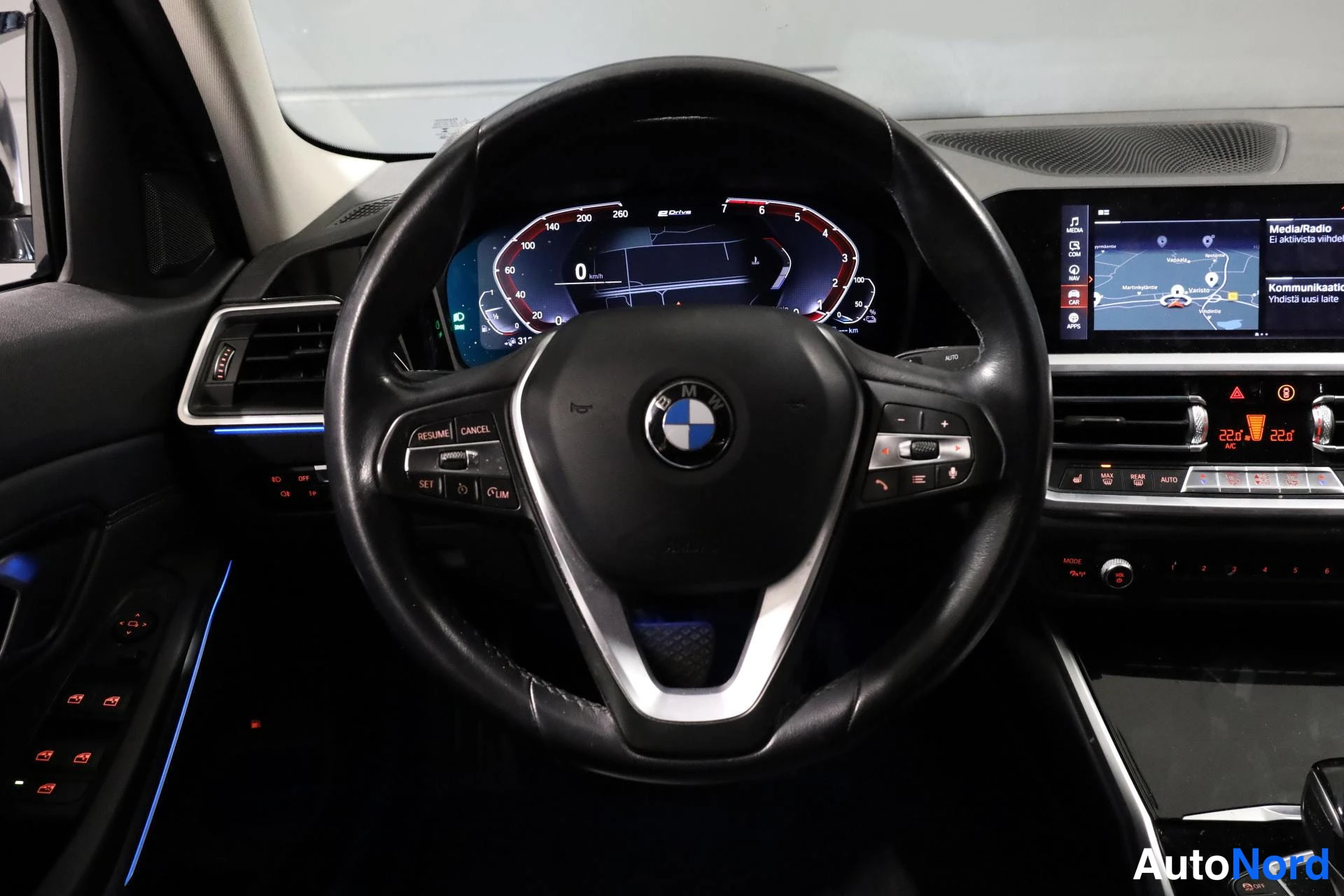 Valkoinen BMW 330e 2020, ohjaamo, kuva 12