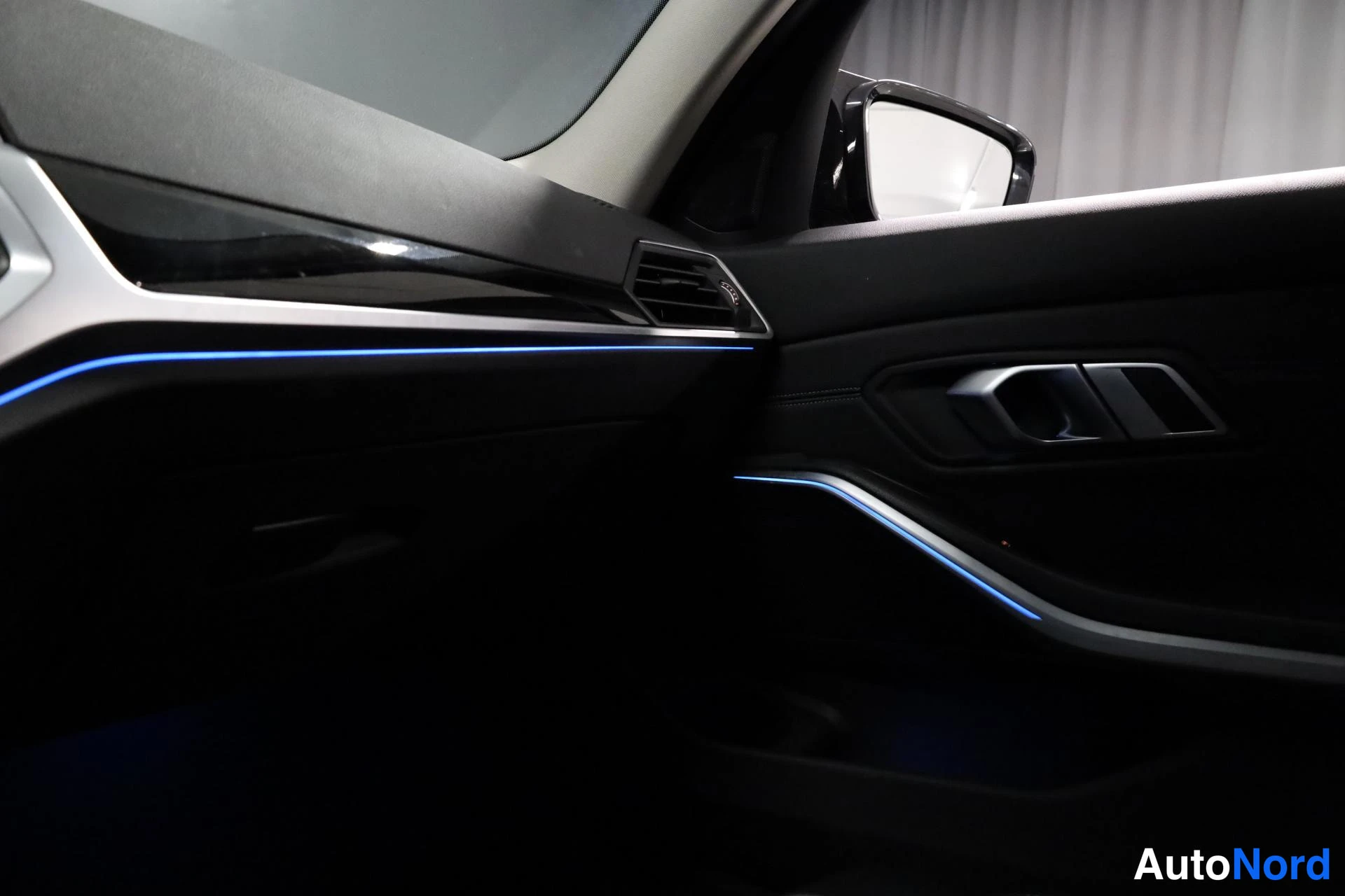 Valkoinen BMW 330e 2020, ohjaamo, kuva 13