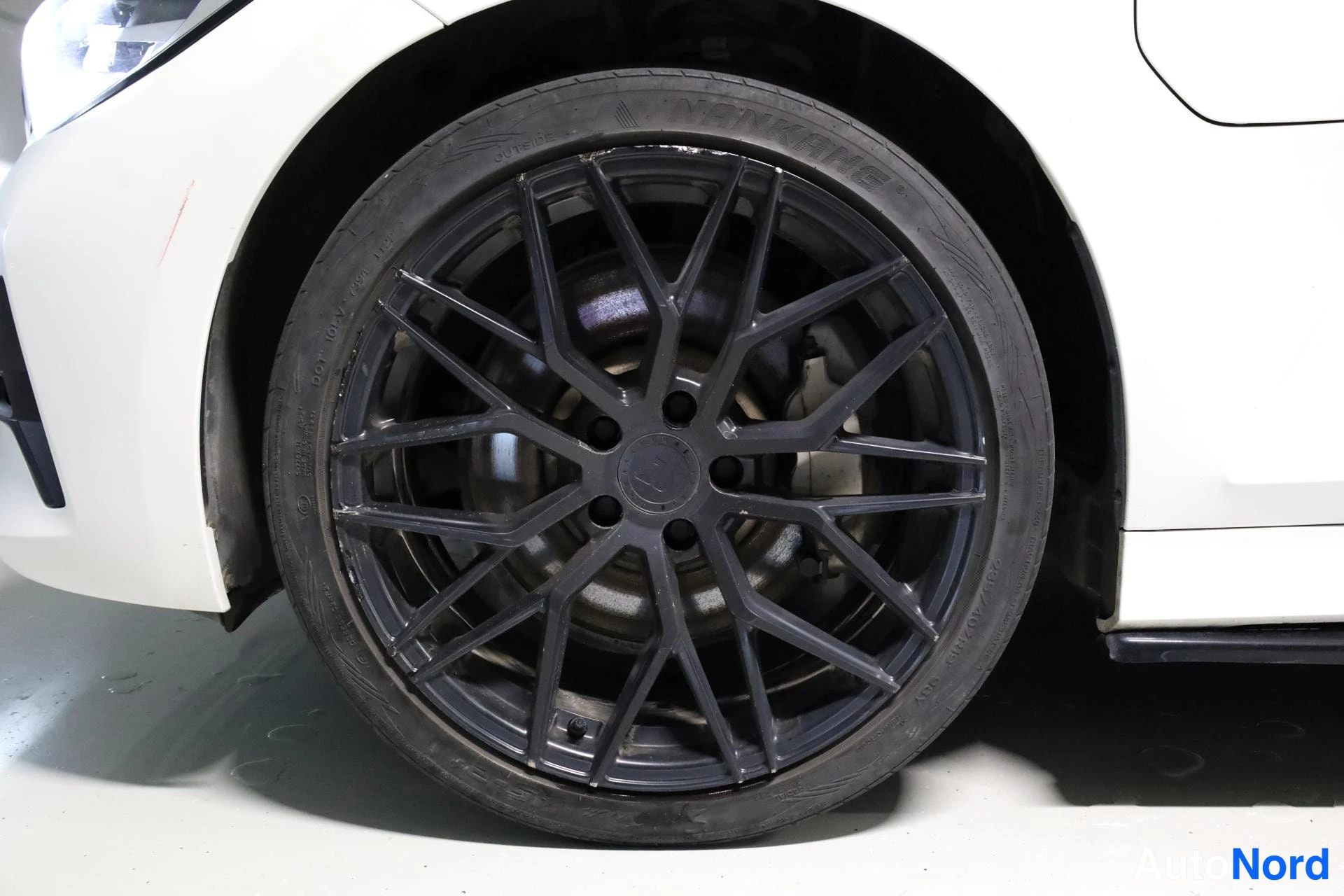 Valkoinen BMW 330e 2020, yksityiskohta, kuva 27