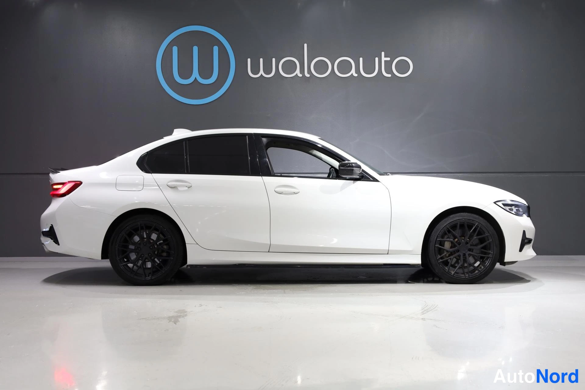 Valkoinen BMW 330e 2020, etuviisto, keula oikealle, kuva 2
