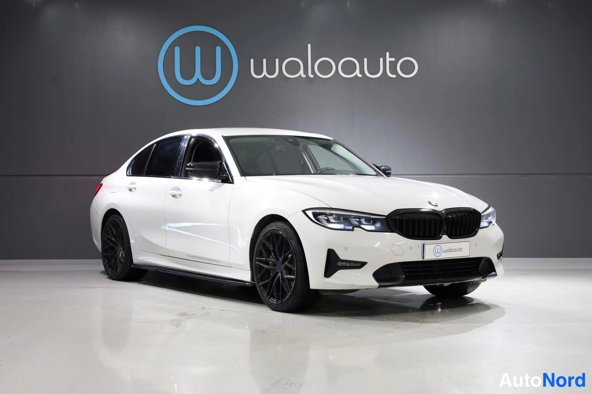 Valkoinen BMW 330e 2020, etuviisto, keula oikealle, kuva 3