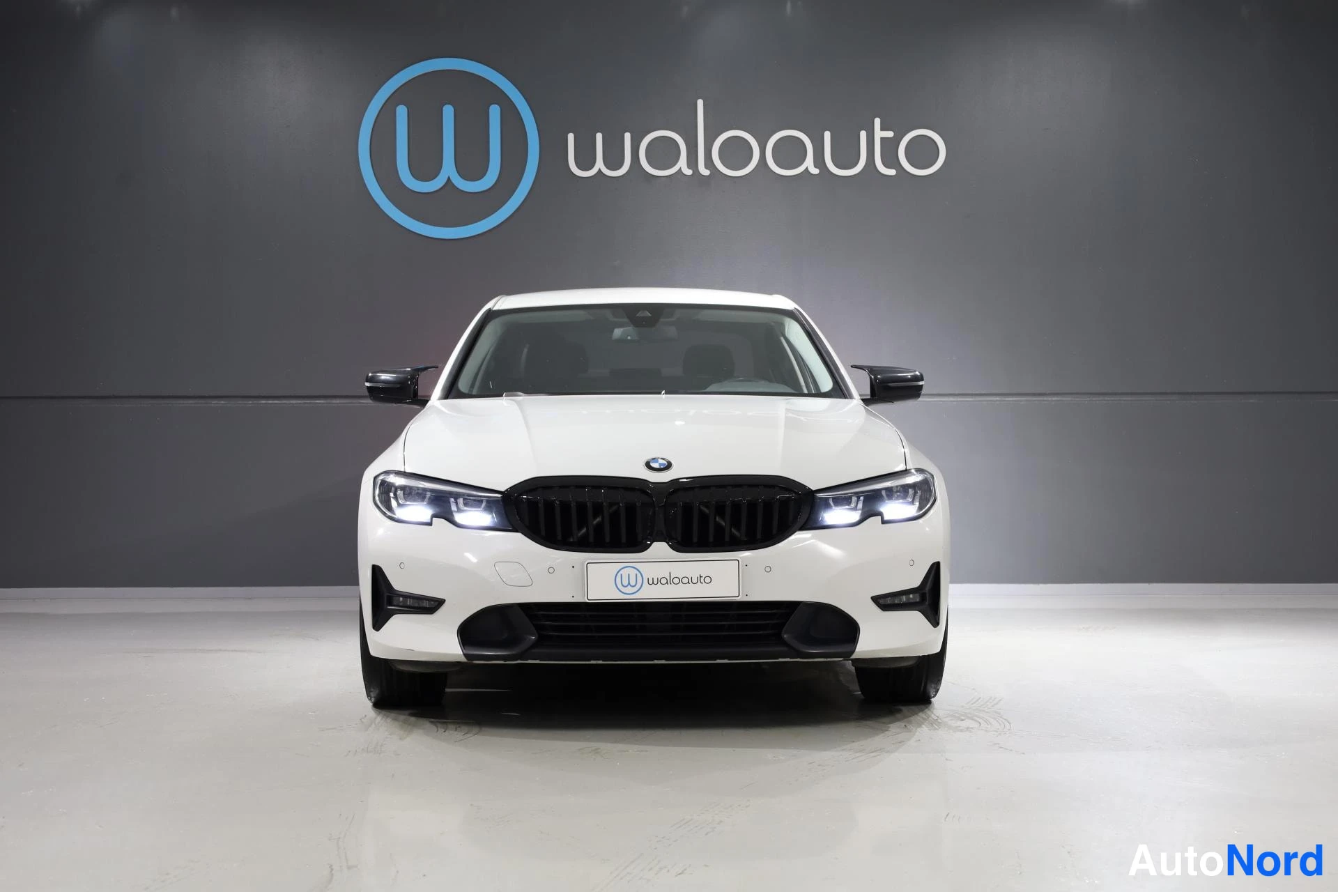 Valkoinen BMW 330e 2020, edestä, kuva 4