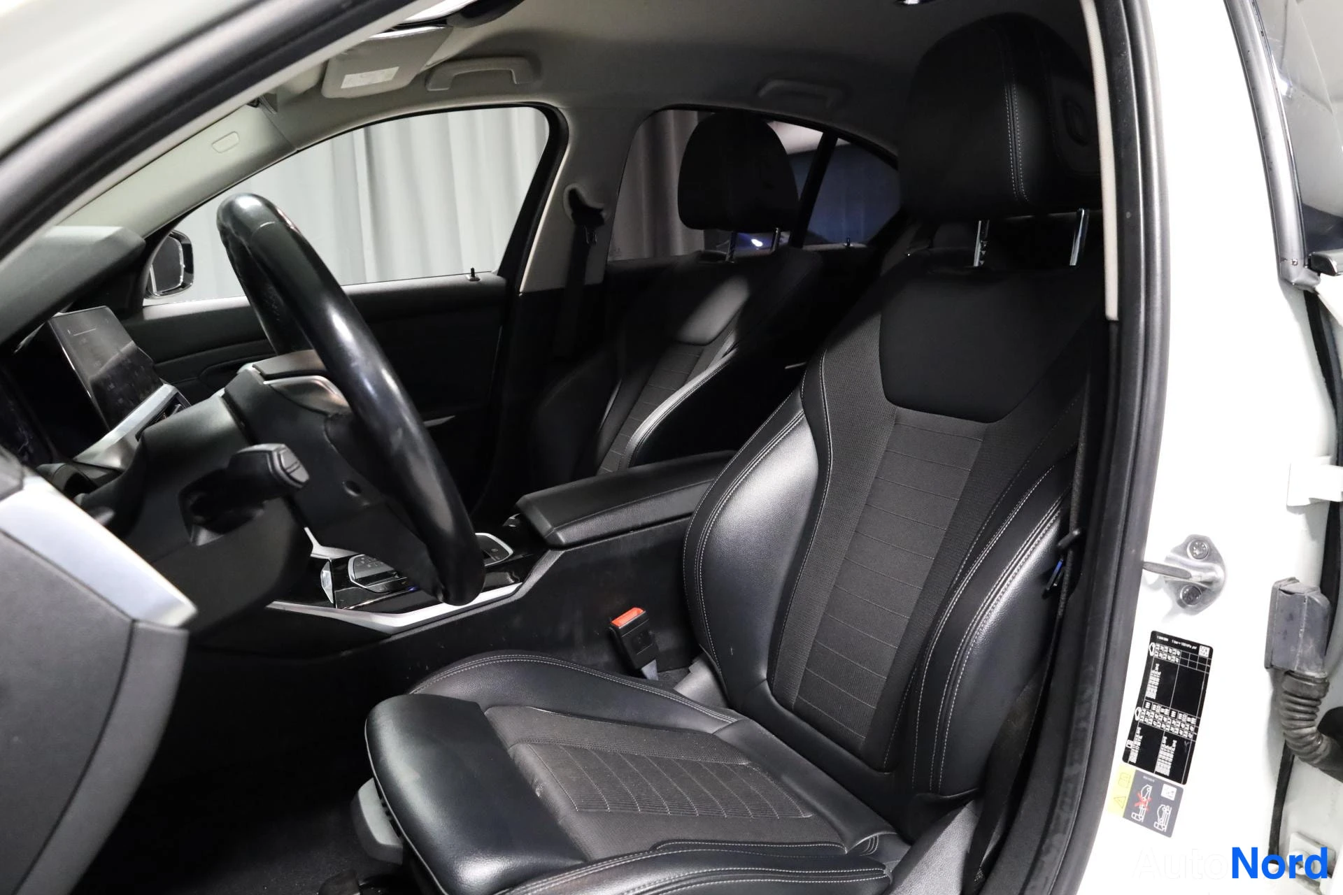 Valkoinen BMW 330e 2020, etuistuimet, kuva 14