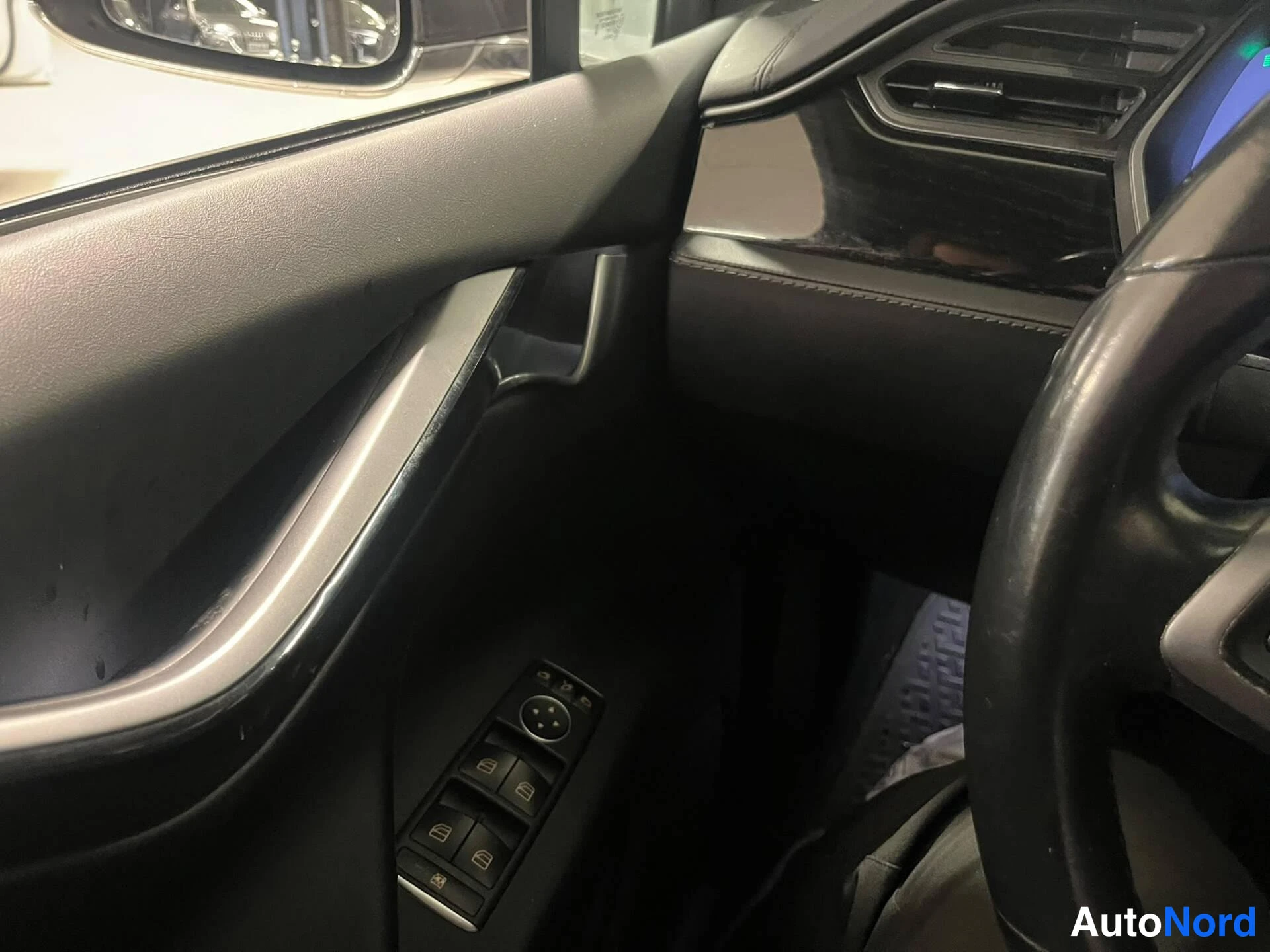 Musta Tesla Model X 2018, yksityiskohta, kuva 11
