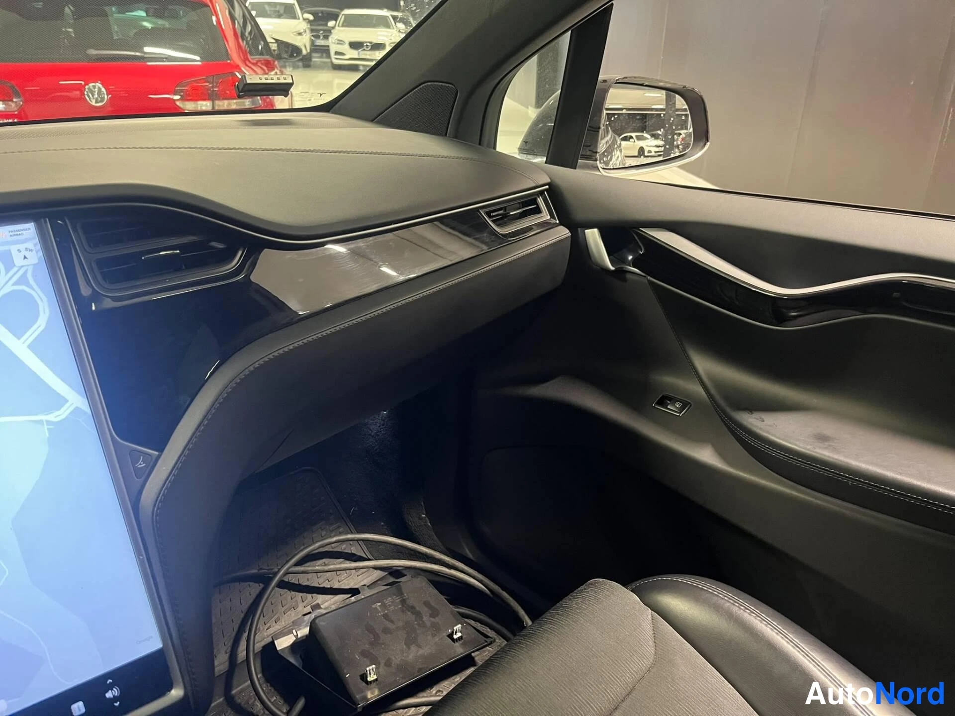 Musta Tesla Model X 2018, ohjaamo, kuva 7