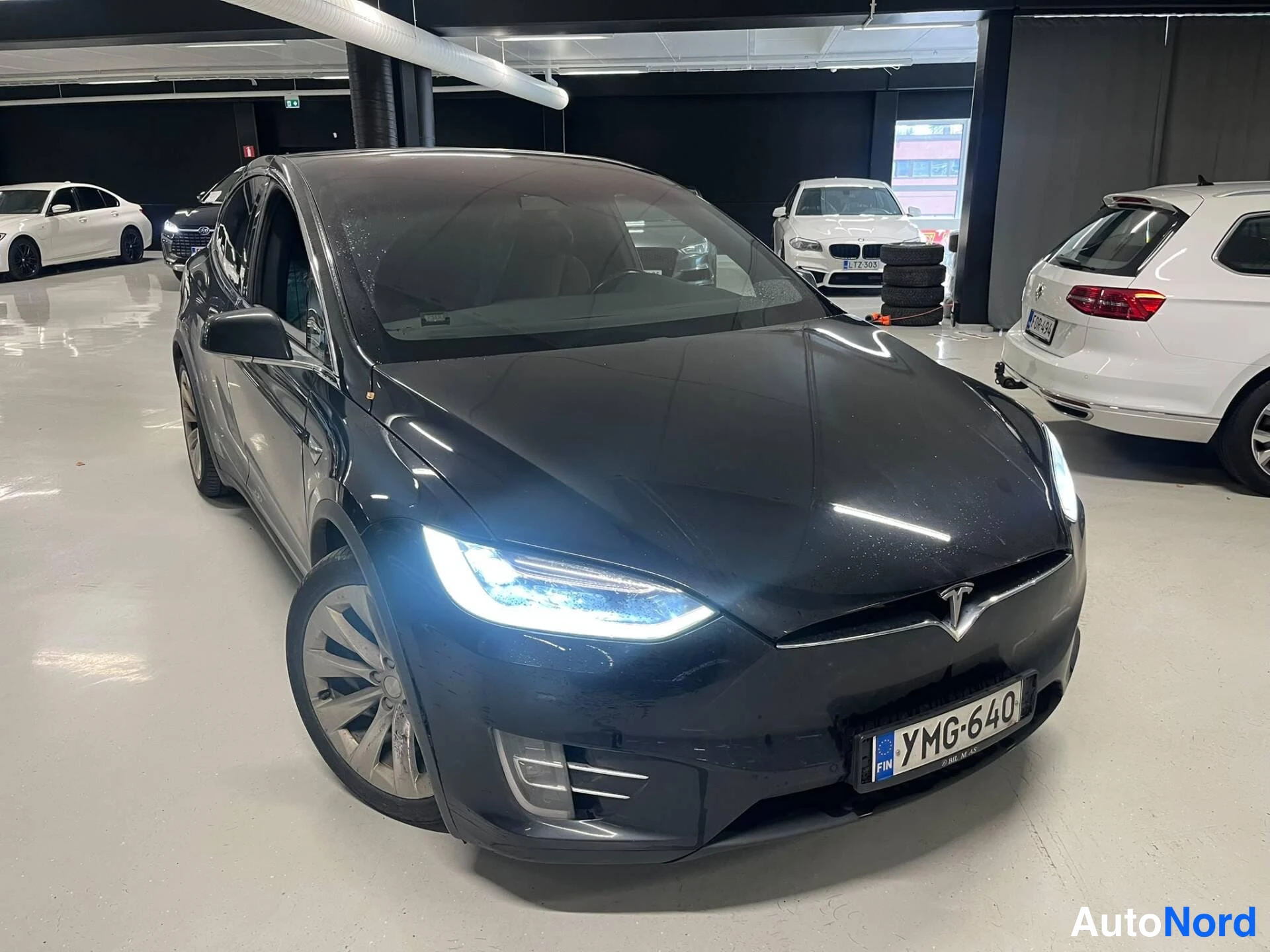 Musta Tesla Model X 2018, etuviisto, keula oikealle, kuva 2