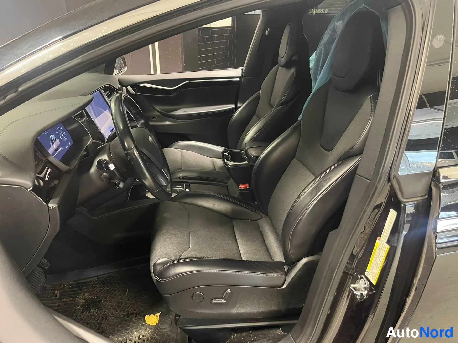 Musta Tesla Model X 2018, ohjaamo, kuva 6