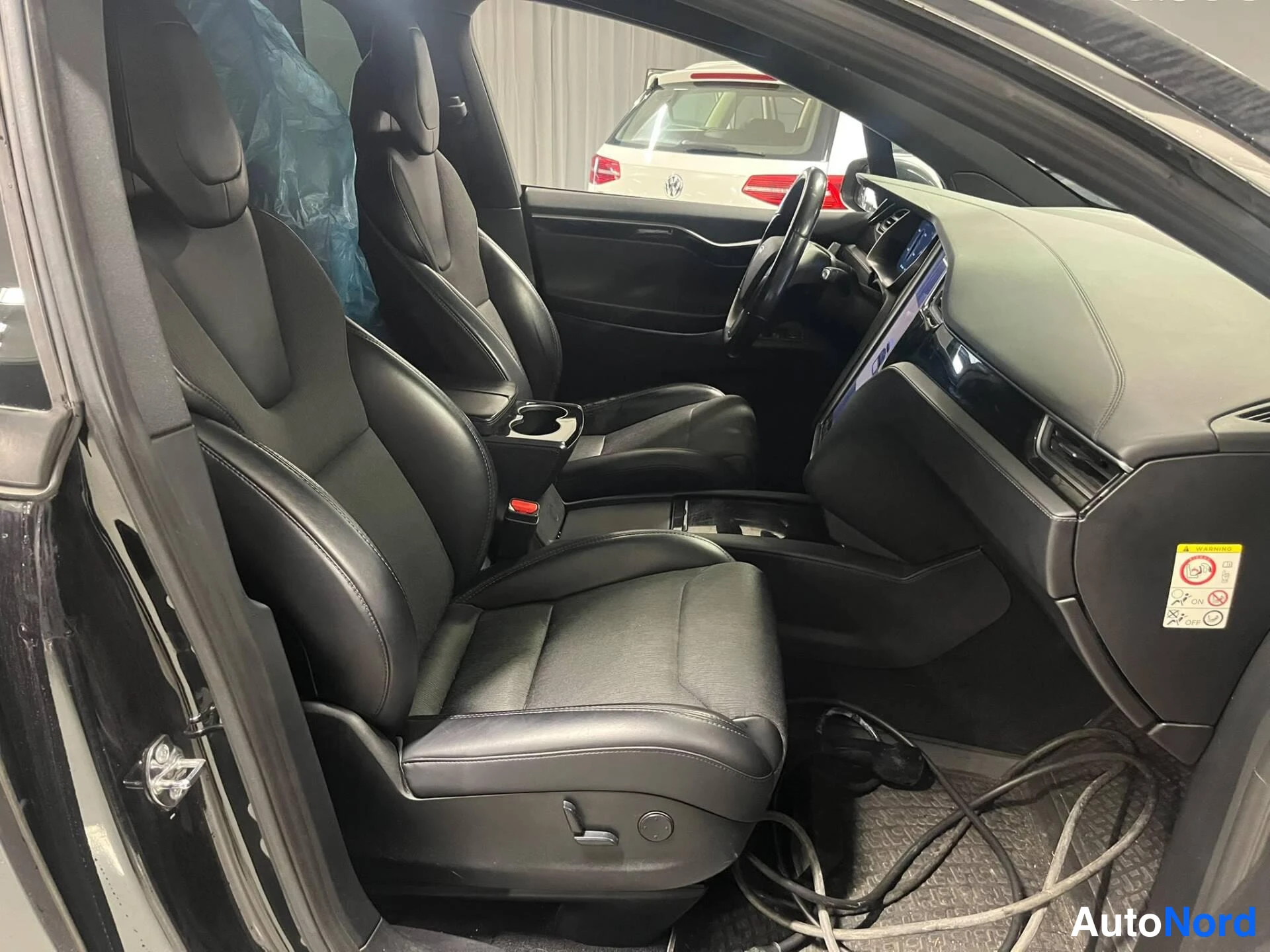 Musta Tesla Model X 2018, etuistuimet, kuva 8