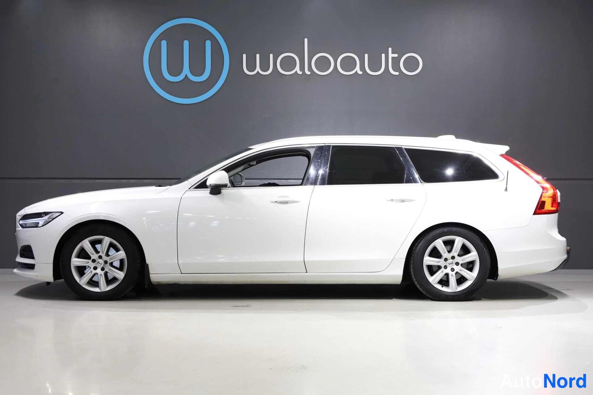 Valkoinen Volvo V90 2017, sivulta, kuva 4
