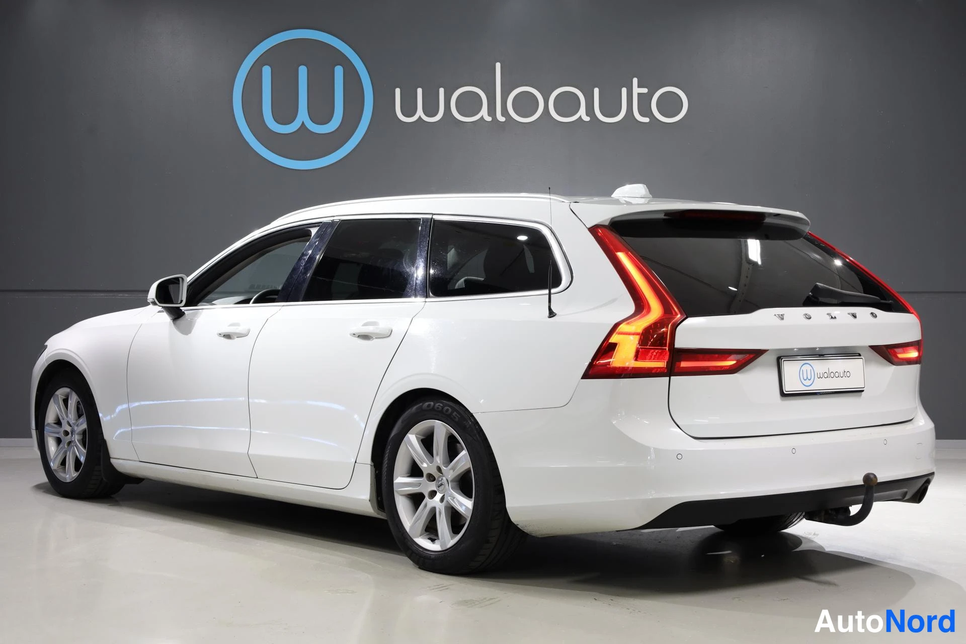 Valkoinen Volvo V90 2017, takaviisto, kuva 6