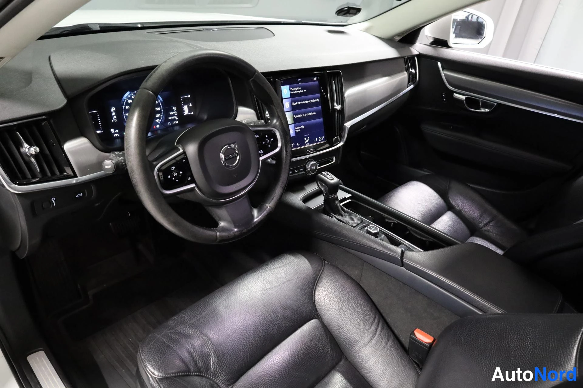 Valkoinen Volvo V90 2017, ohjaamo, kuva 9