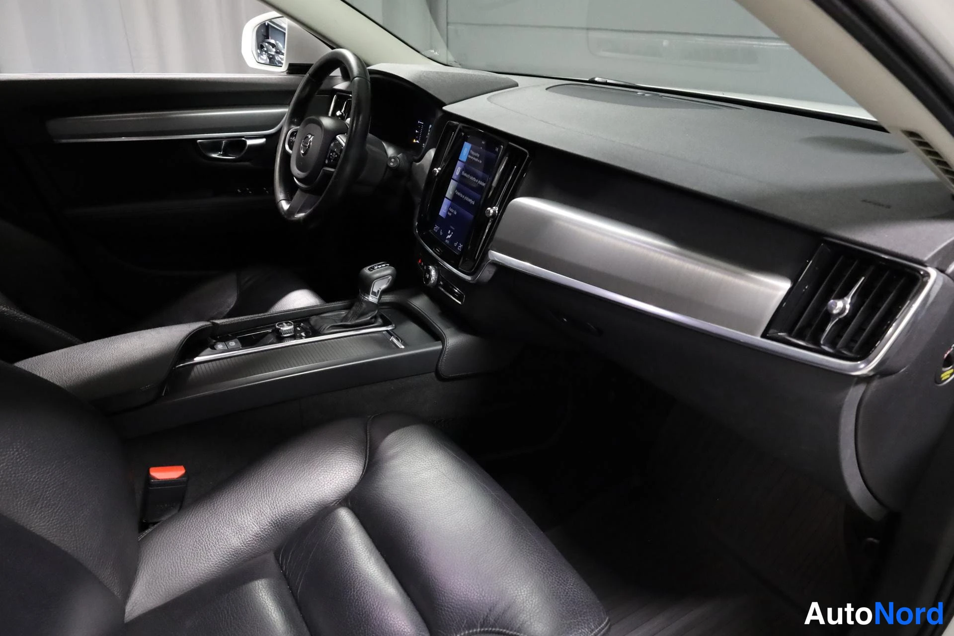Valkoinen Volvo V90 2017, ohjaamo, kuva 11
