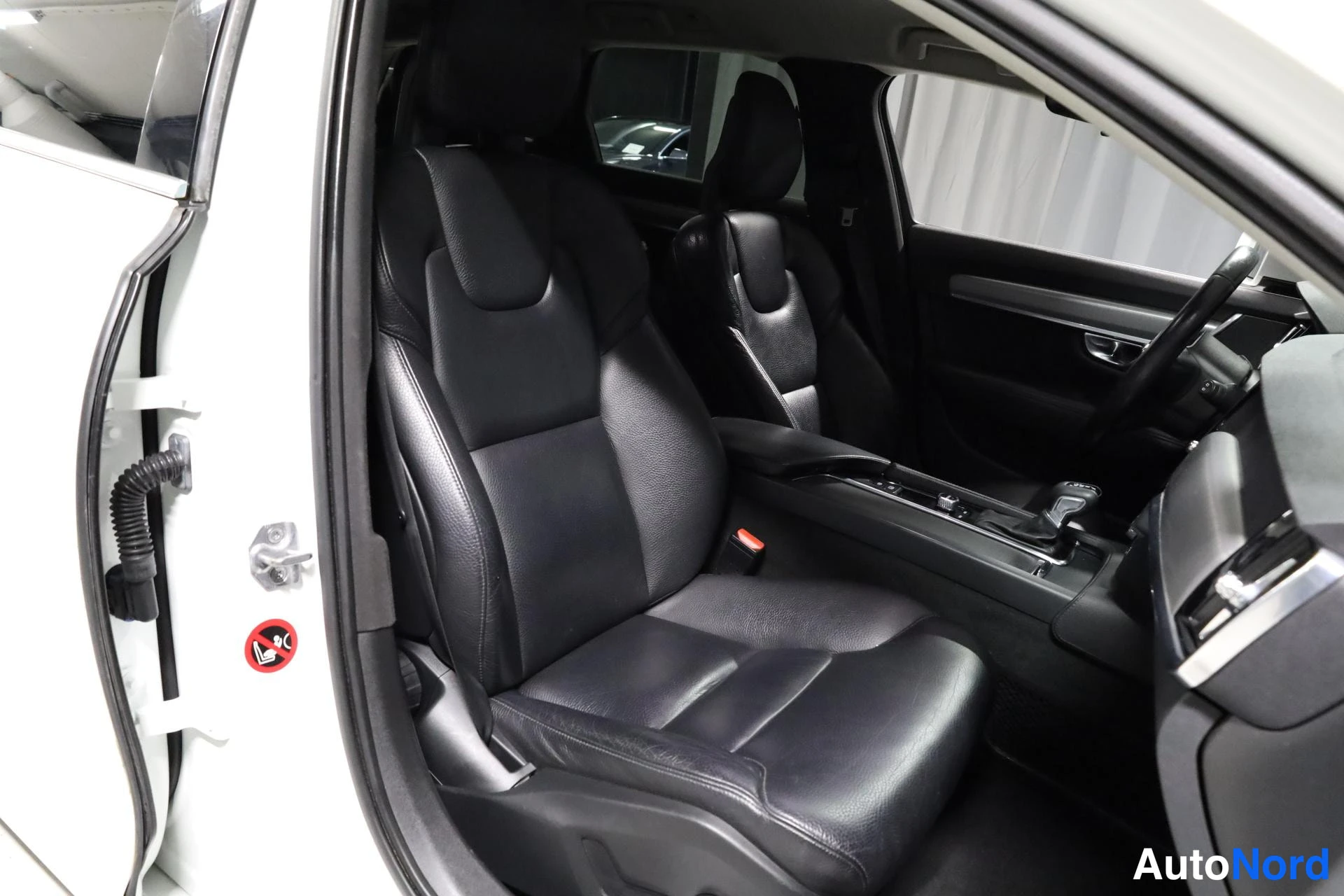 Valkoinen Volvo V90 2017, etuistuimet, kuva 14